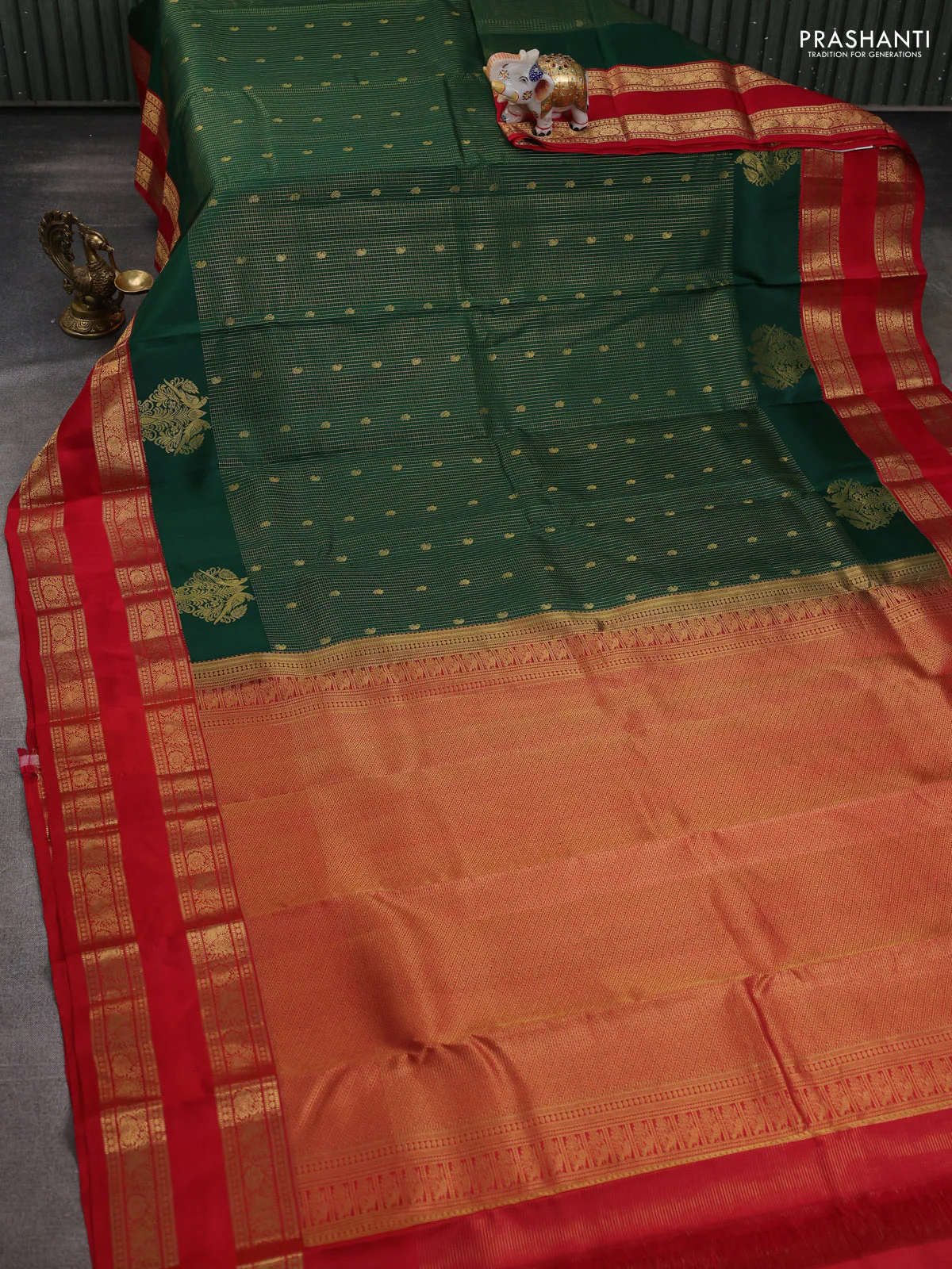 Pure kanchipuram silk saree bottle green and pink with allover small zari checks & buttas and rettapet zari woven border - Image 2