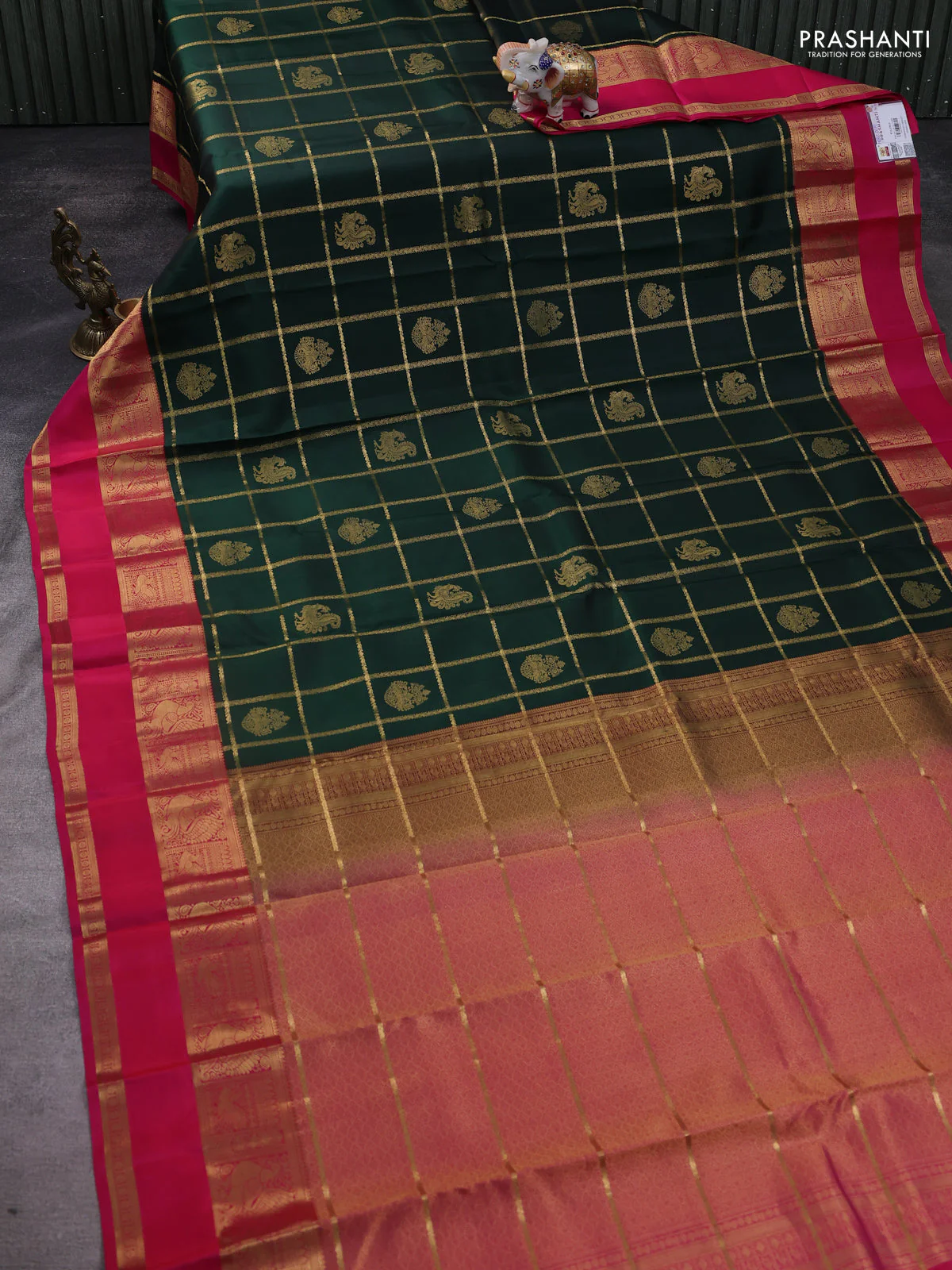 Pure kanchipuram silk saree bottle green and pink with allover zari checks & buttas and rettapet zari woven border - Image 2