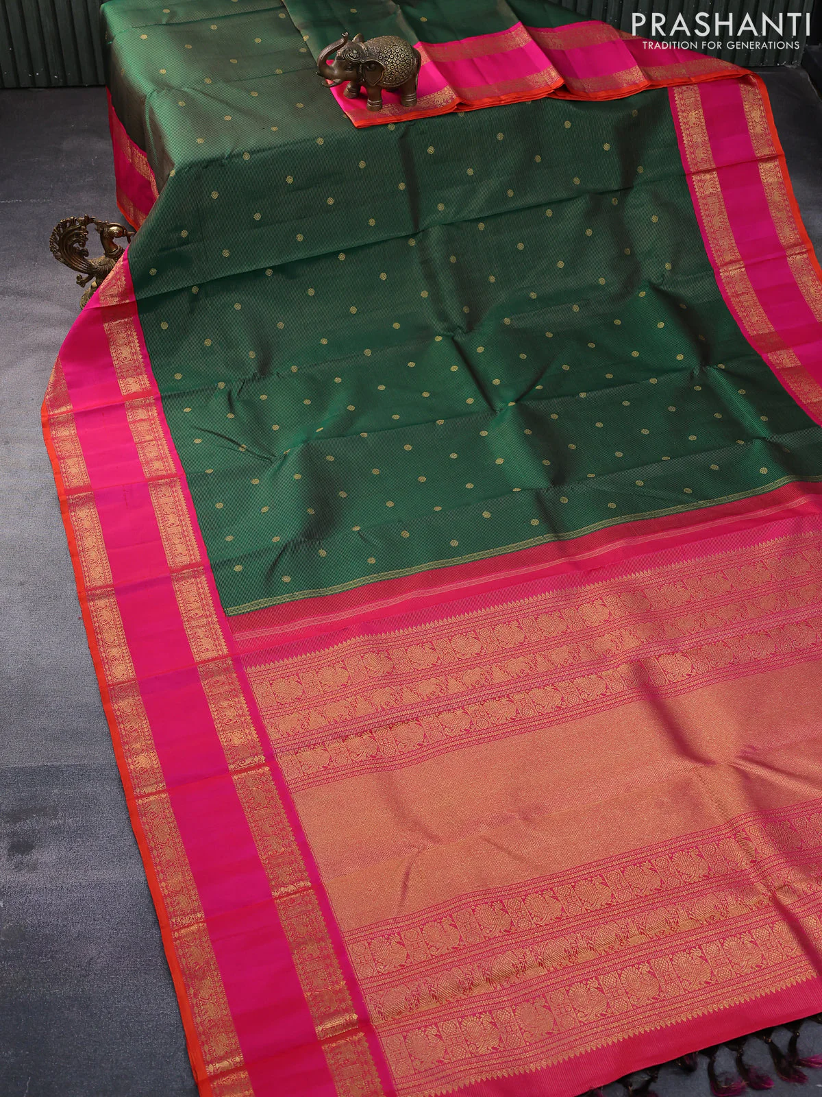 Pure kanchipuram silk saree dark green and pink with allover zari weaves & buttas and rettapet zari woven korvai border - Image 3