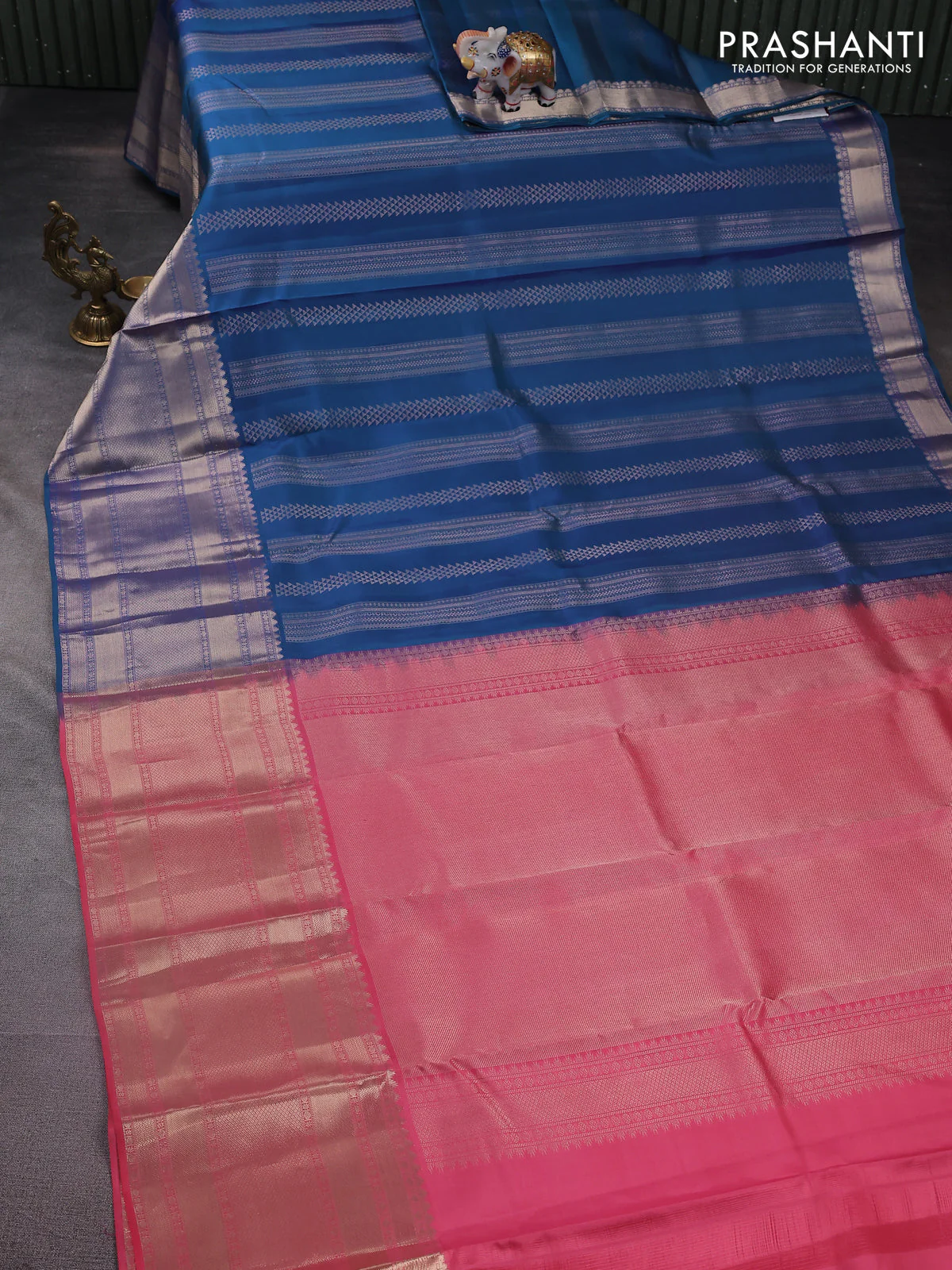 Pure kanchipuram silk saree dual shade of blue and peach pink with allover zari weaves and long zari woven border - Image 2