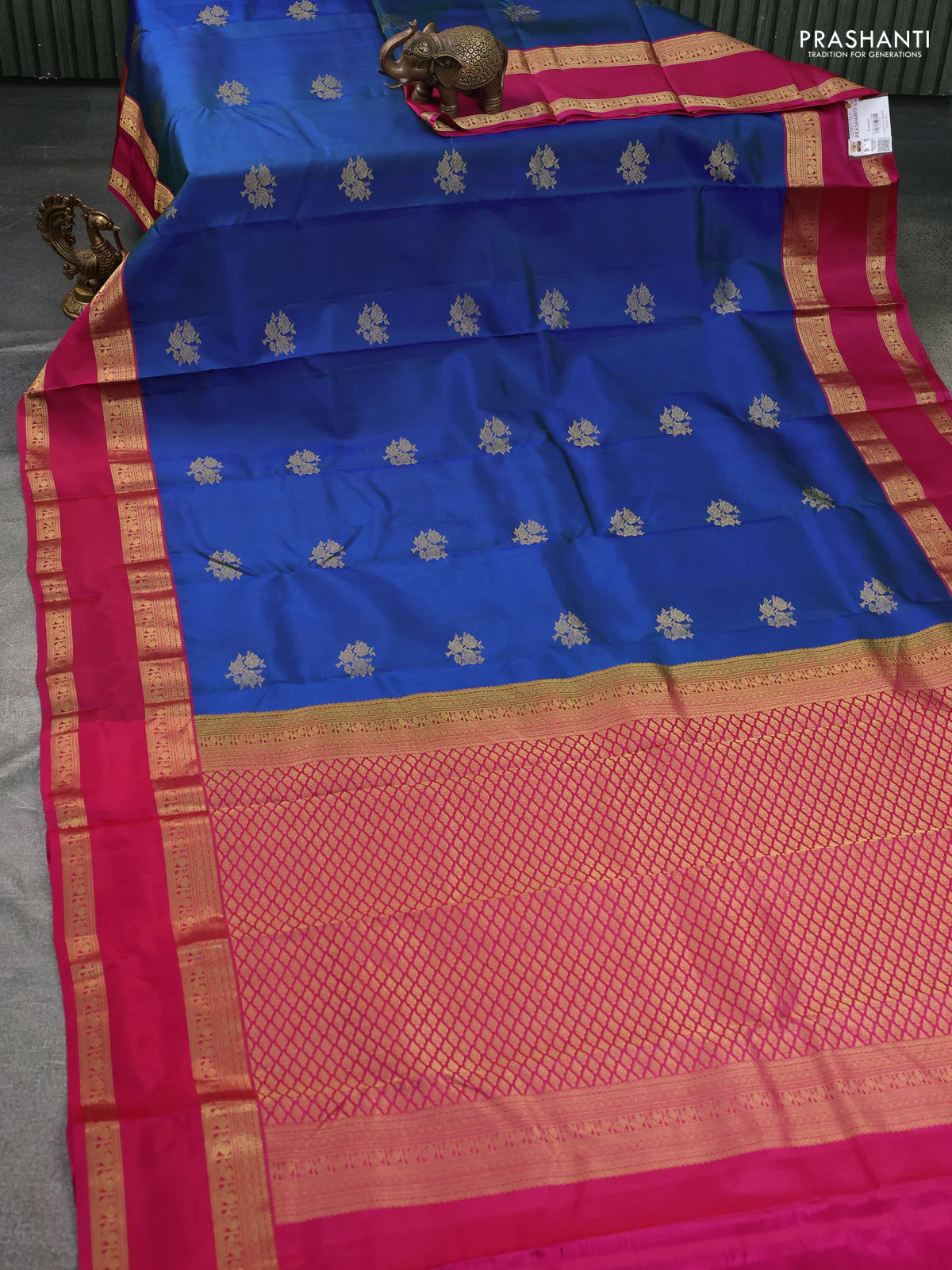 Pure kanchipuram silk saree dual shade of blue and pink with zari woven buttas and rettapet zari woven border - Image 2