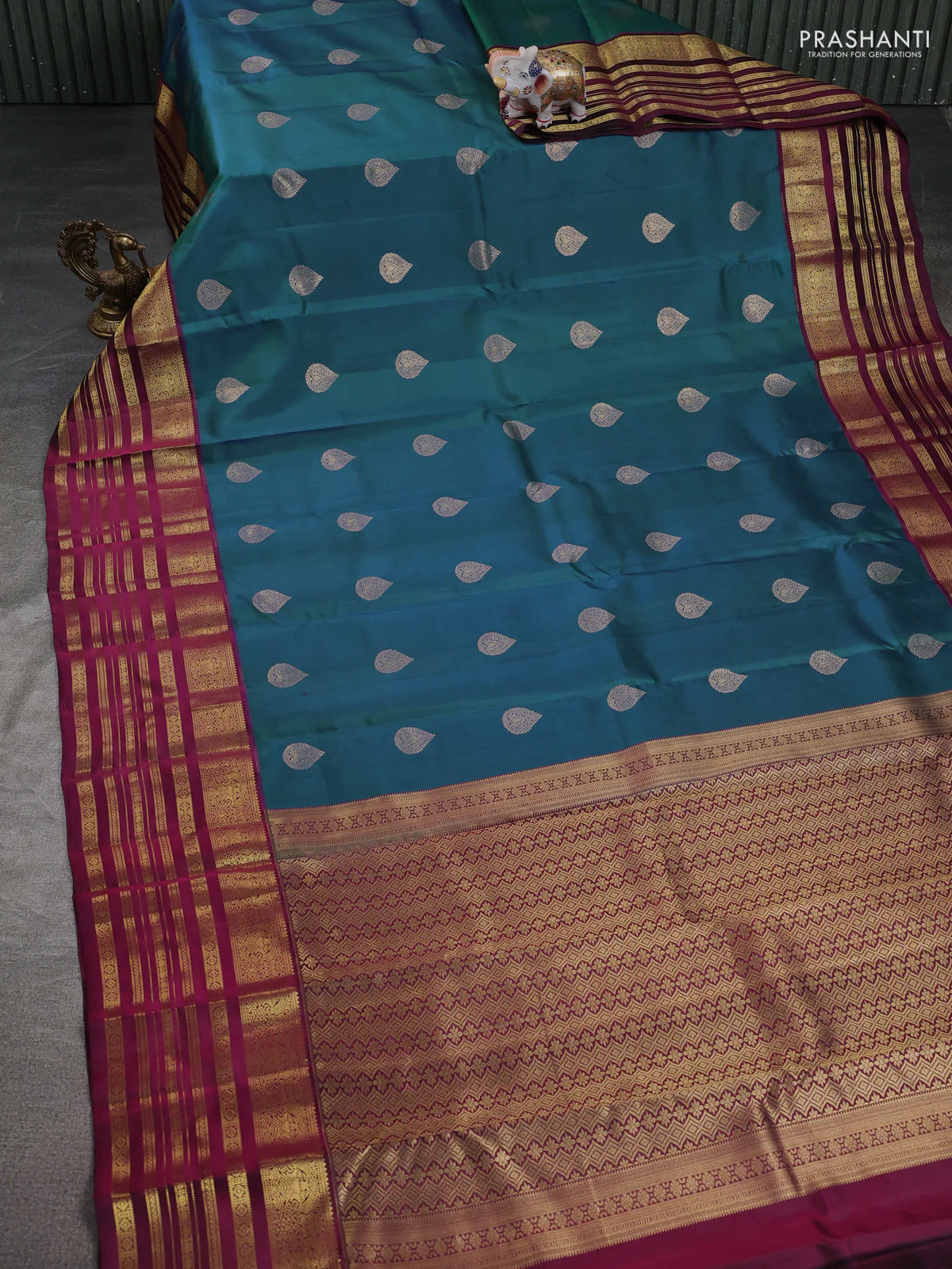 Pure kanchipuram silk saree dual shade of bluish green and dark magenta pink with zari woven buttas and long zari woven border - Image 2