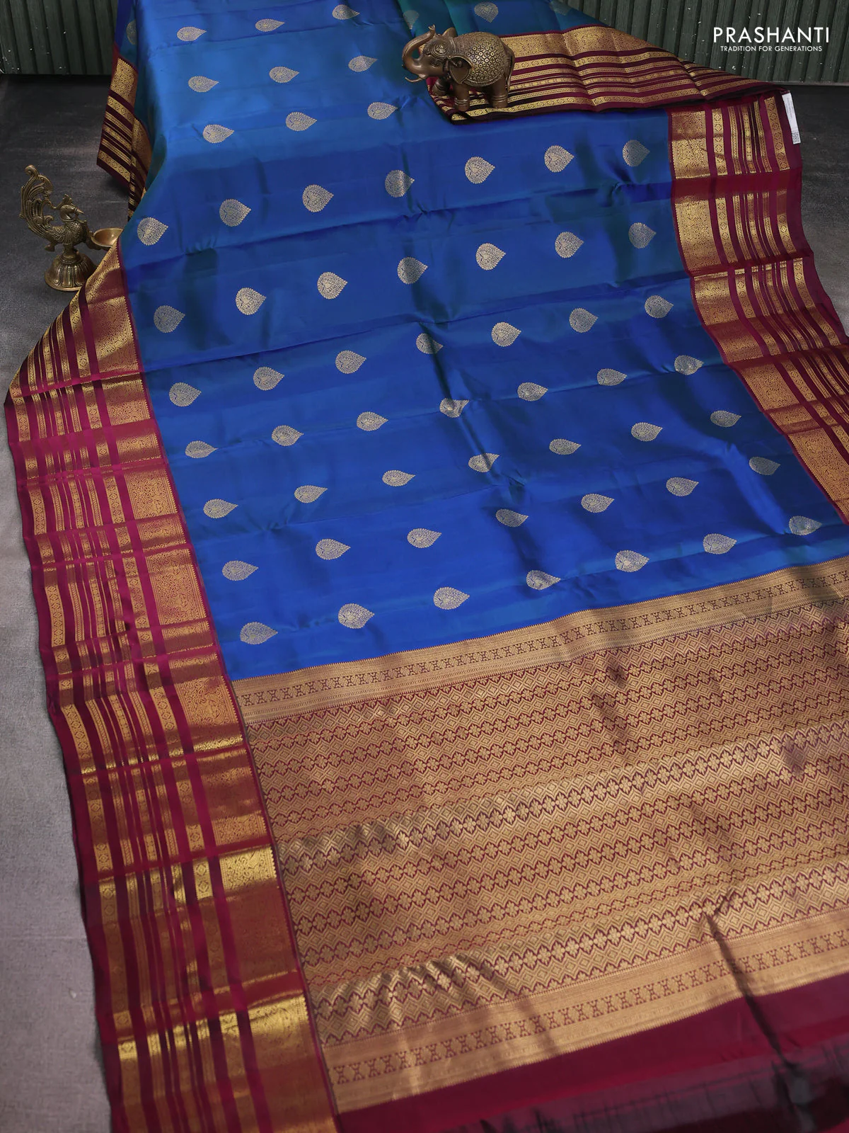 Pure kanchipuram silk saree dual shade of bluish green and dark magenta pink with zari woven buttas and long zari woven border - Image 2
