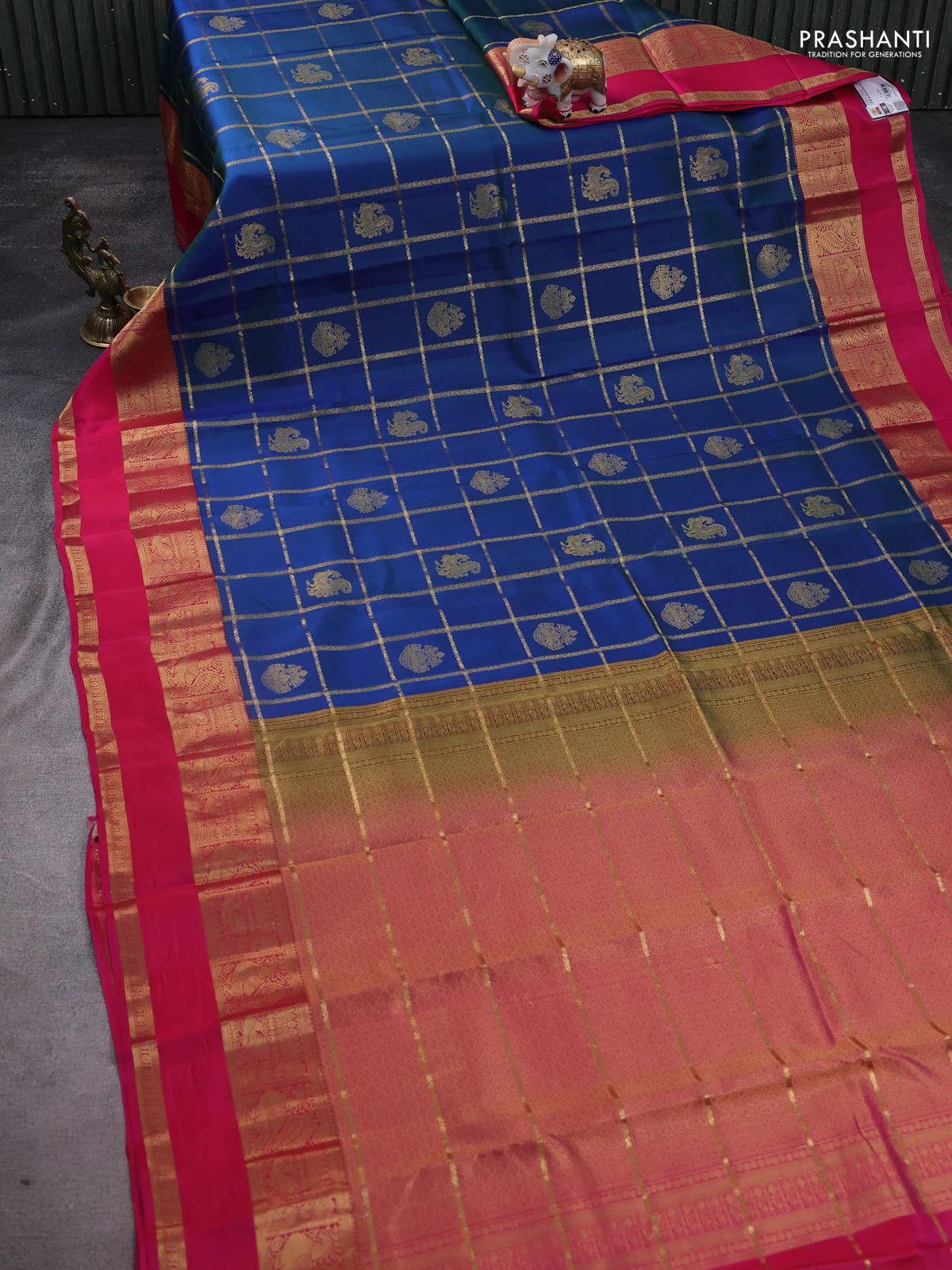 Pure kanchipuram silk saree dual shade of bluish green and pink with allover zari checks & buttas and rettapet zari woven border - Image 2