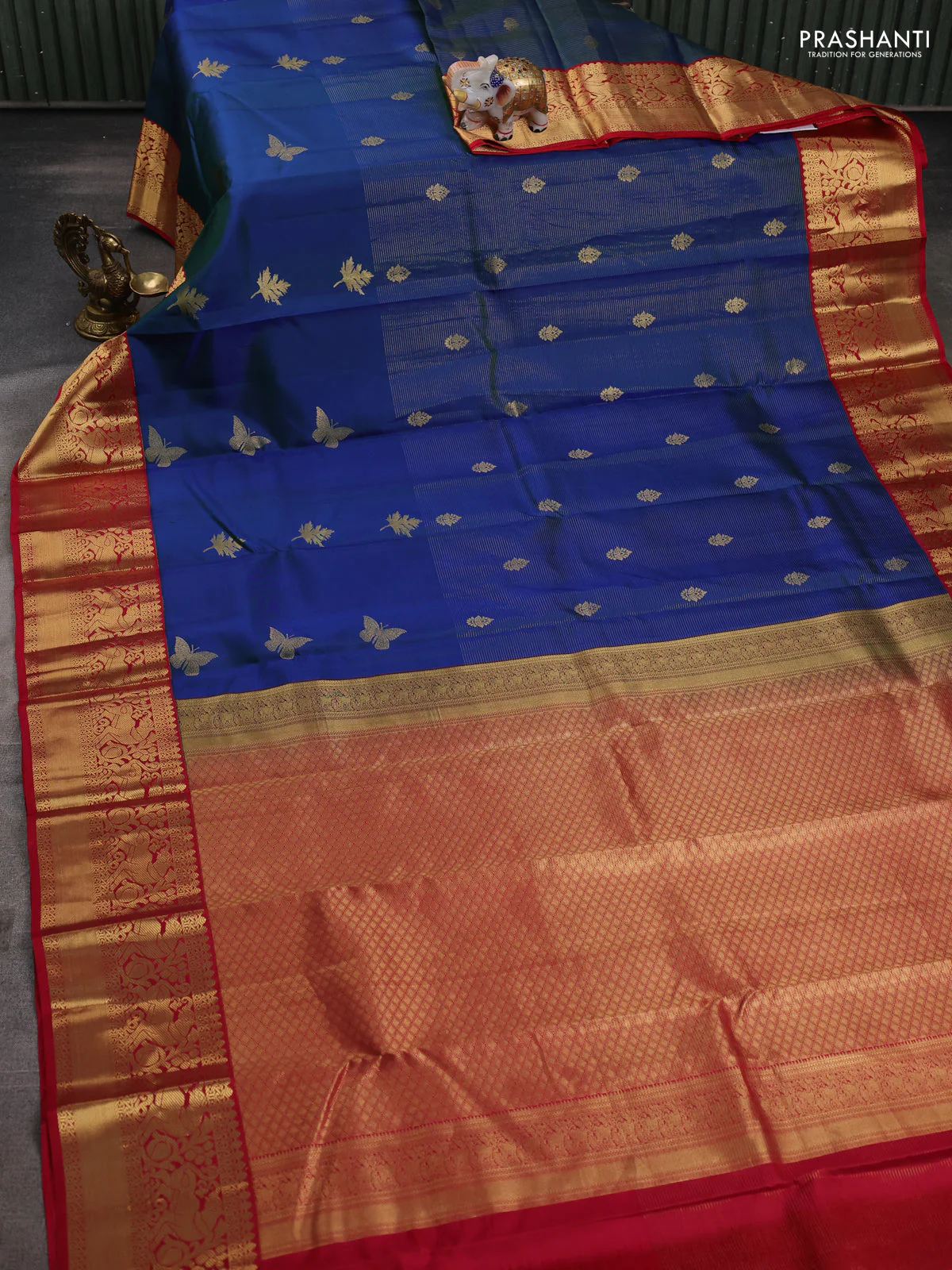 Pure kanchipuram silk saree dual shade of bluish green and reddish pink with allover zari weaves & buttas and rich zari woven korvai border - Image 2