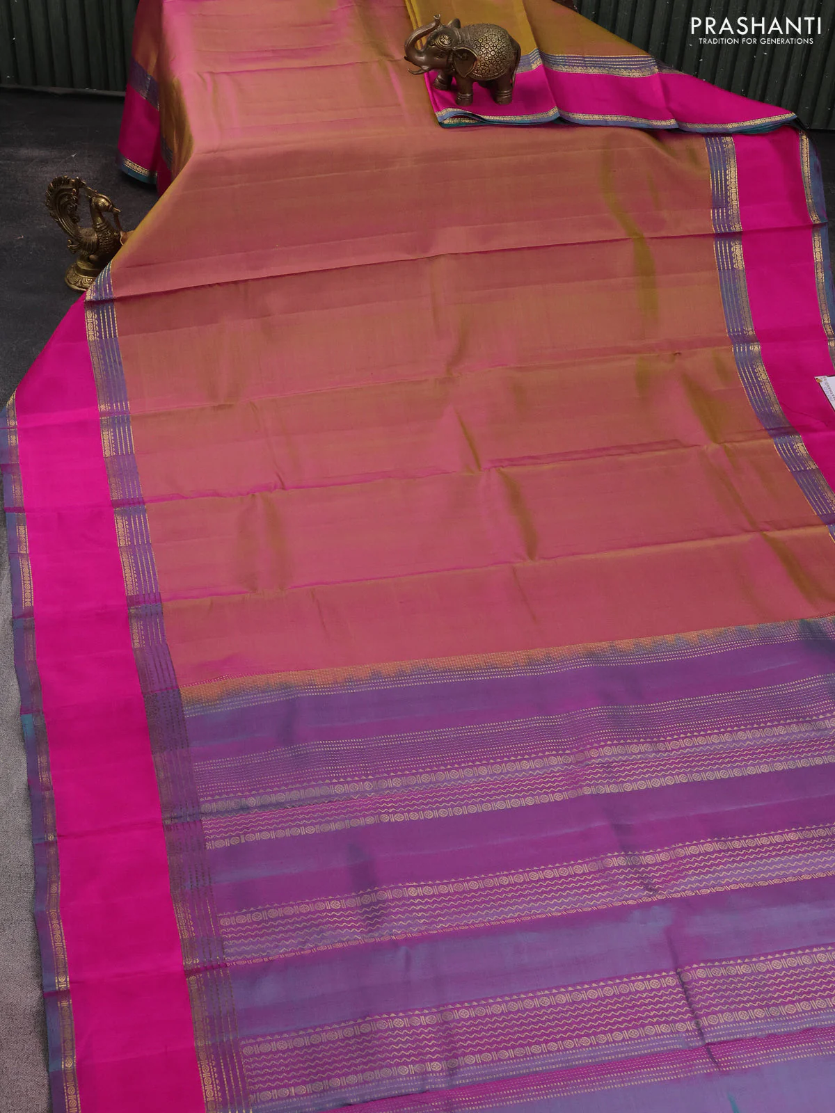 Pure kanchipuram silk saree dual shade of greenish pink and peacock green with plain body and rettapet zari woven border - Image 2