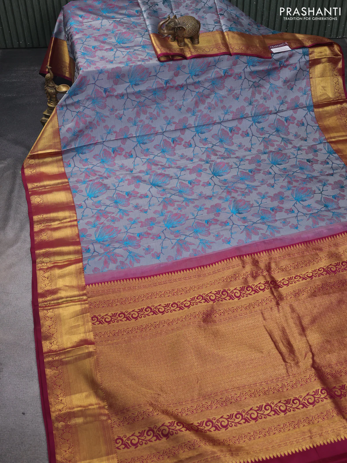 Pure kanchipuram silk saree dual shade of grey and dark magenta pink with allover thread woven floral brocade weaves and zari woven border - Image 2