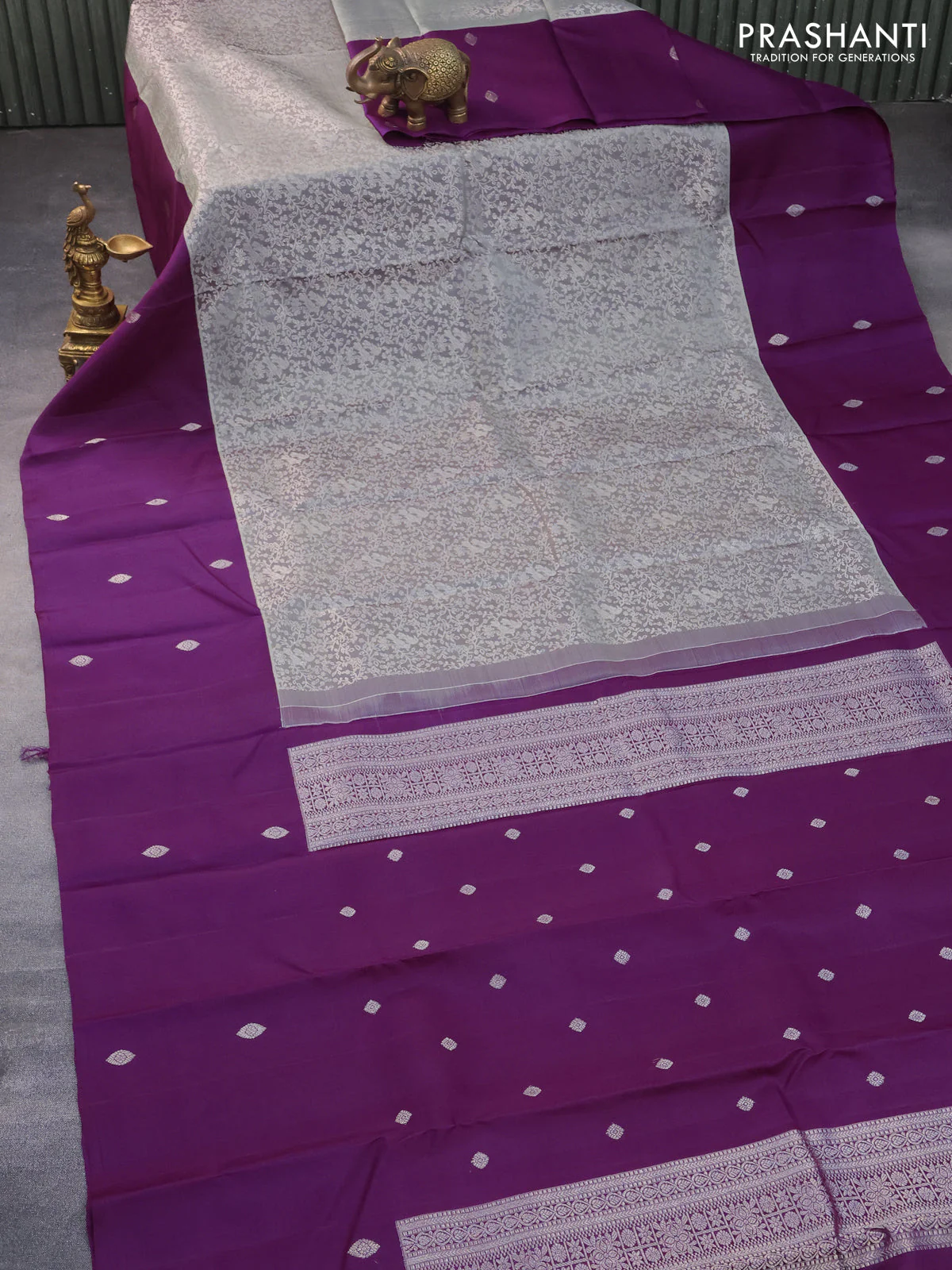 Pure kanchipuram silk saree dual shade of grey and purple with allover silver zari woven brocade weaves and long silver zari woven butta border - Image 3