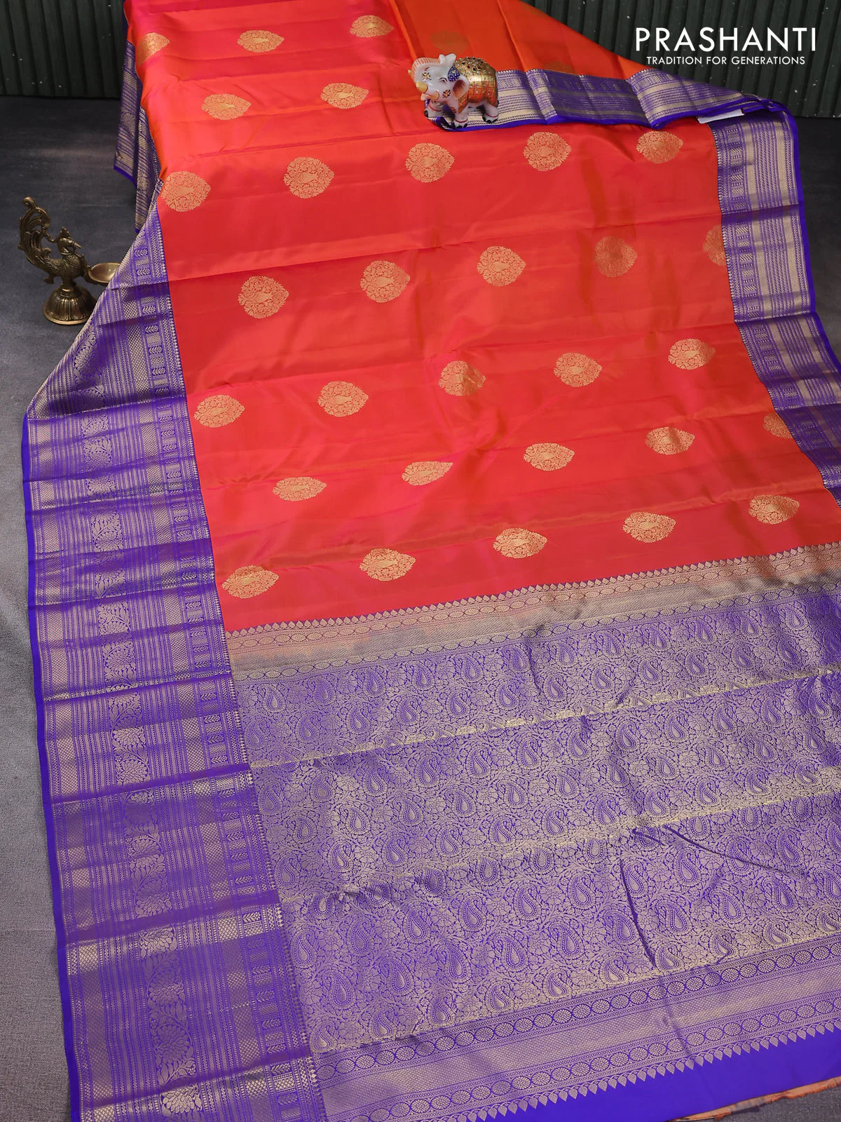 Pure kanchipuram silk saree dual shade of orange and blue with zari woven buttas and long zari woven korvai border - Image 2
