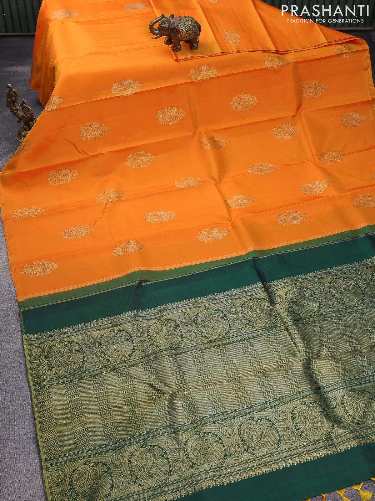 Pure kanchipuram silk saree dual shade of orange and green with zari woven buttas and piping border - Image 2