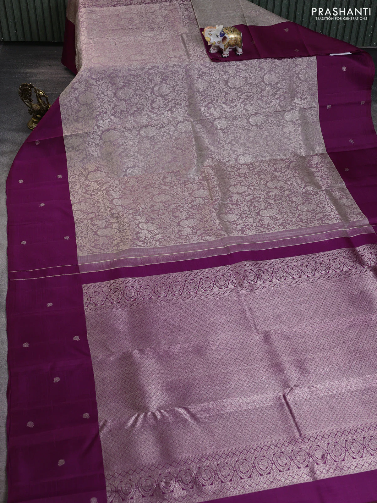 Pure kanchipuram silk saree dual shade of pastel grey and purple with allover zari woven brocade weaves and zari woven butta border - Image 2