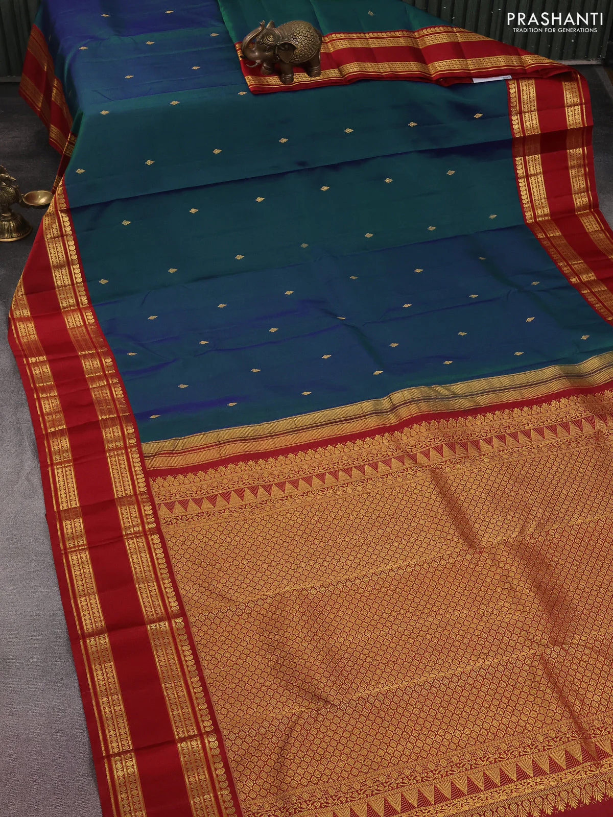 Pure kanchipuram silk saree dual shade of peacock green and maroon with zari woven buttas and rettapet zari woven border - Image 2