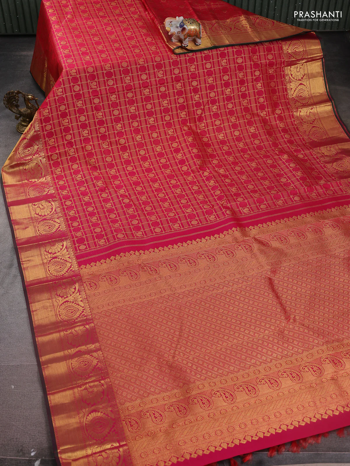 Pure kanchipuram silk saree dual shade of pink and green with allover zari checks & mayil chakram buttas and zari woven border - Image 3