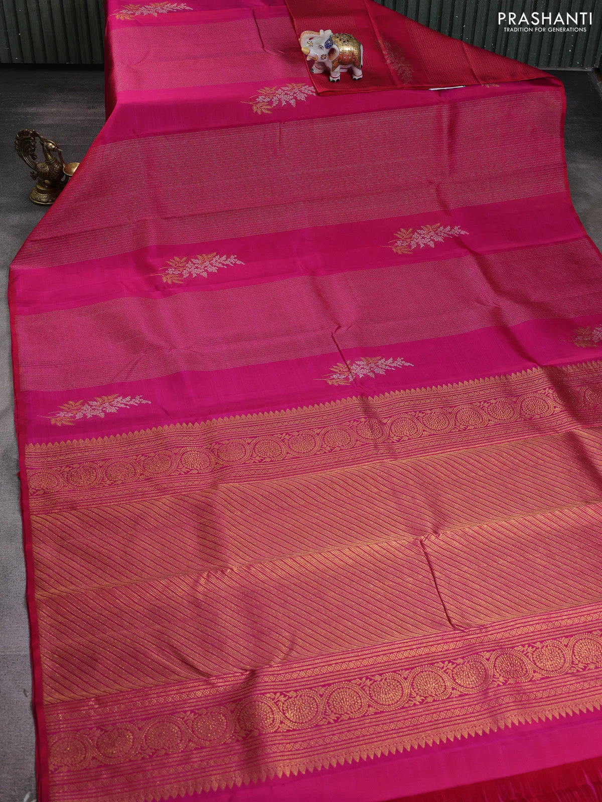 Pure kanchipuram silk saree dual shade of pink with allover silver & gold zari weaves in borderless style - Image 2