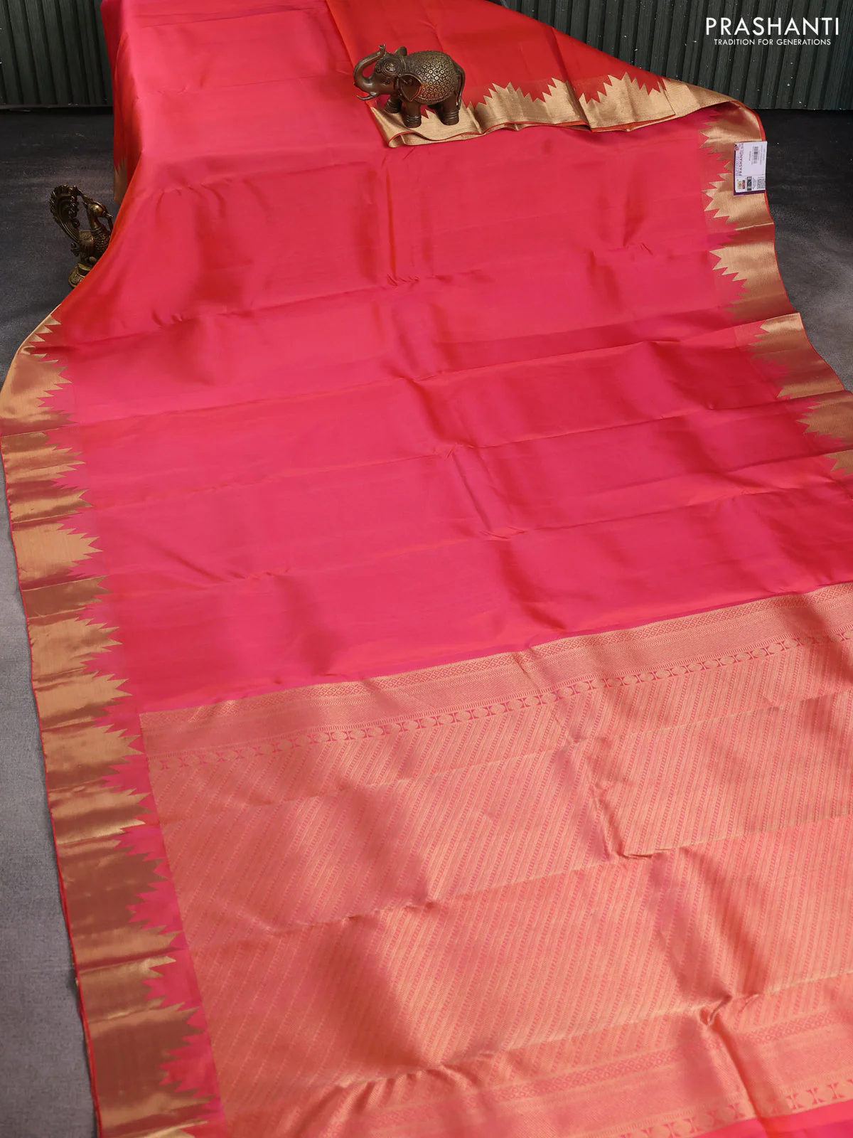 Pure kanchipuram silk saree dual shade of pink with plain body and temple zari woven border - Image 2