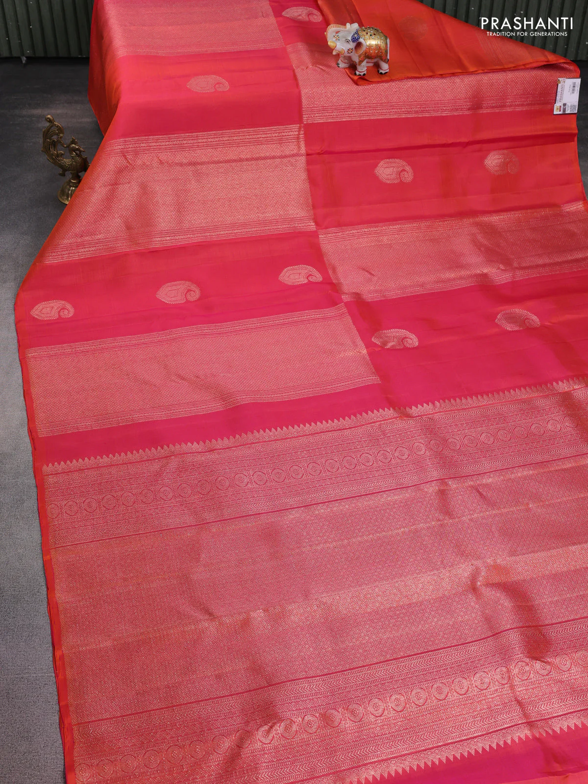 Pure kanchipuram silk saree dual shade of pinkish orange and dark green with allover zari weaves & buttas in borderless style - Image 2