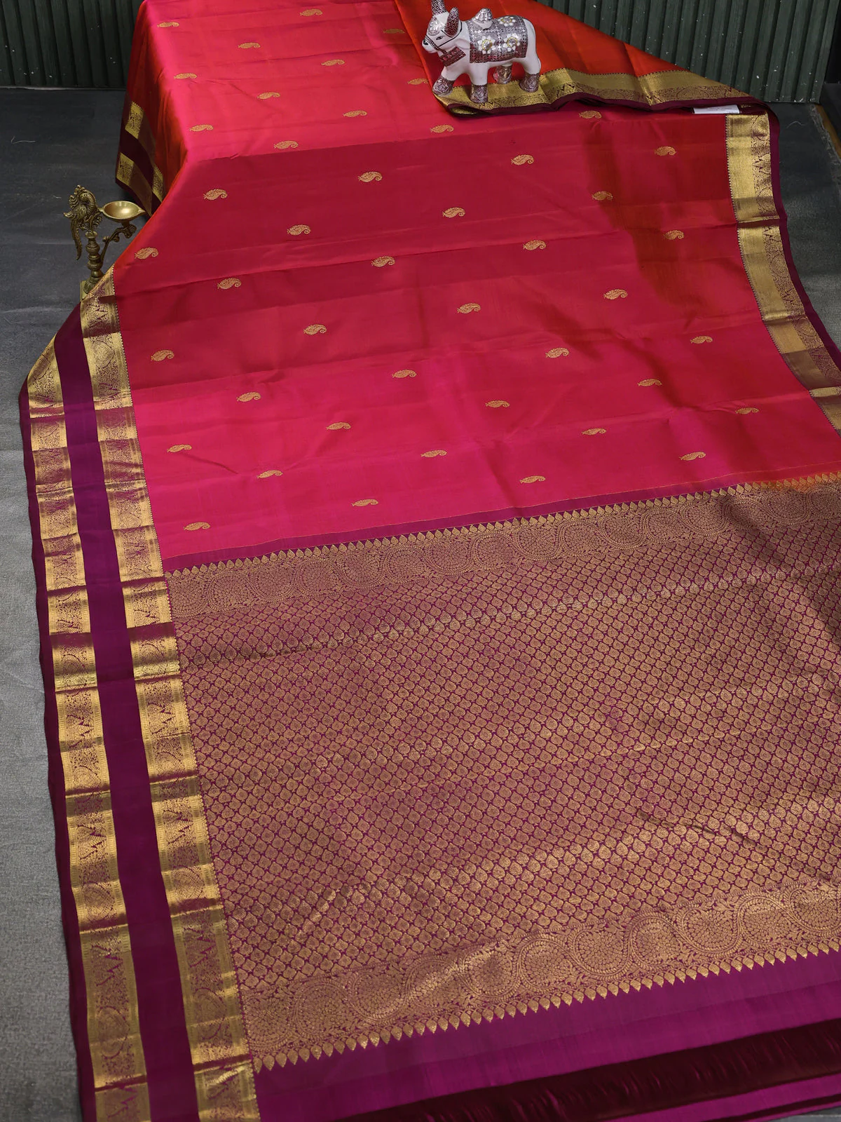 Pure kanchipuram silk saree dual shade of pinkish orange and magenta pink with zari woven buttas and rettapet zari woven border - Image 2