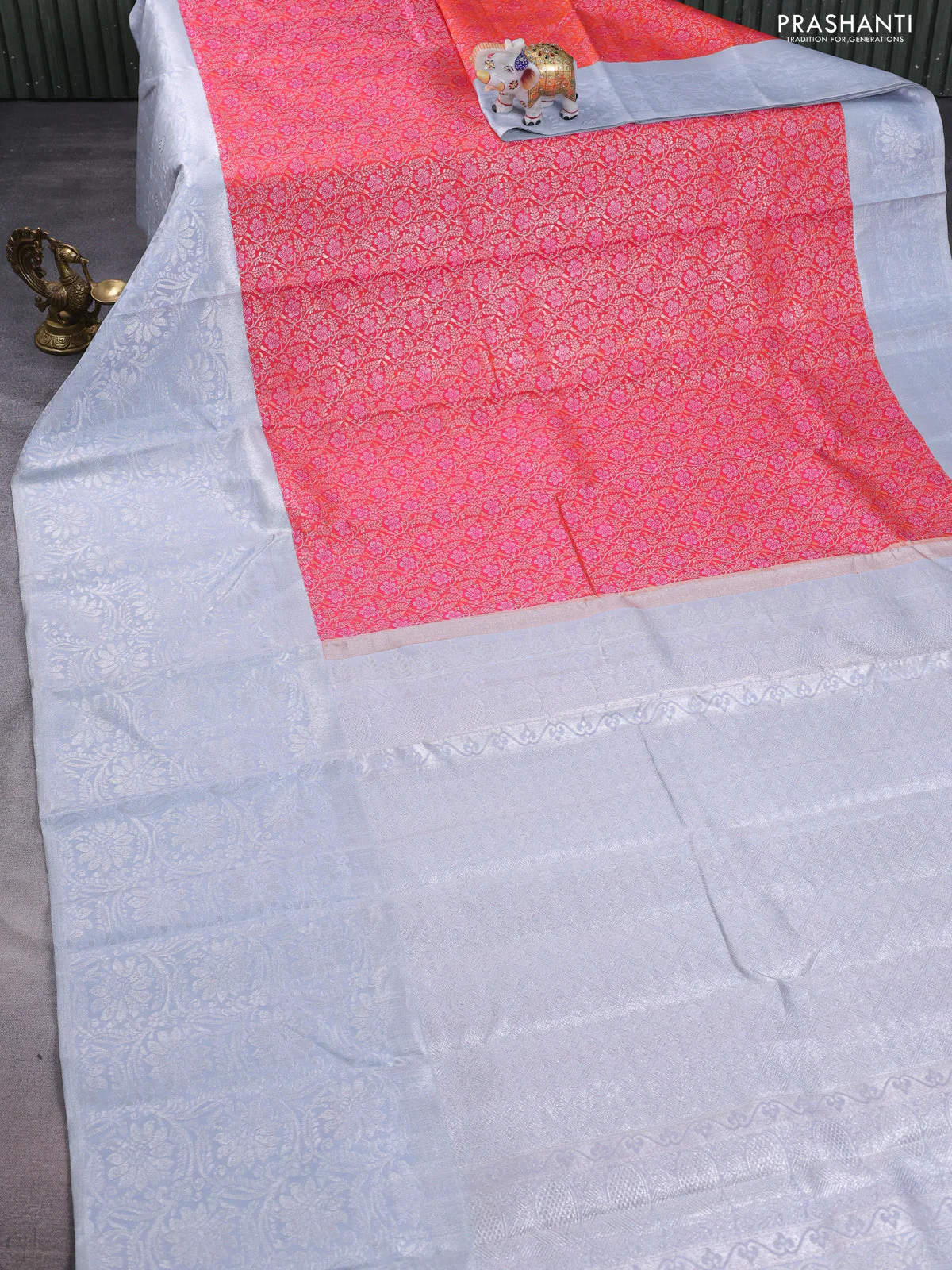 Pure kanchipuram silk saree dual shade of pinkish orange and pastel grey with allover silver zari brocade weaves and long rich silver woven border - Image 2
