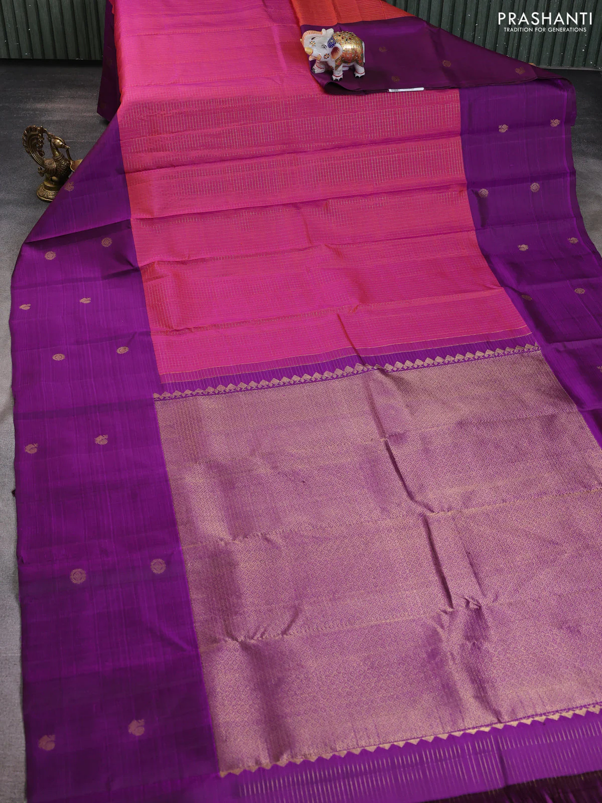 Pure kanchipuram silk saree dual shade of pinkish orange and purple with allover small zari checked pattern and long zari woven butta border - Image 2