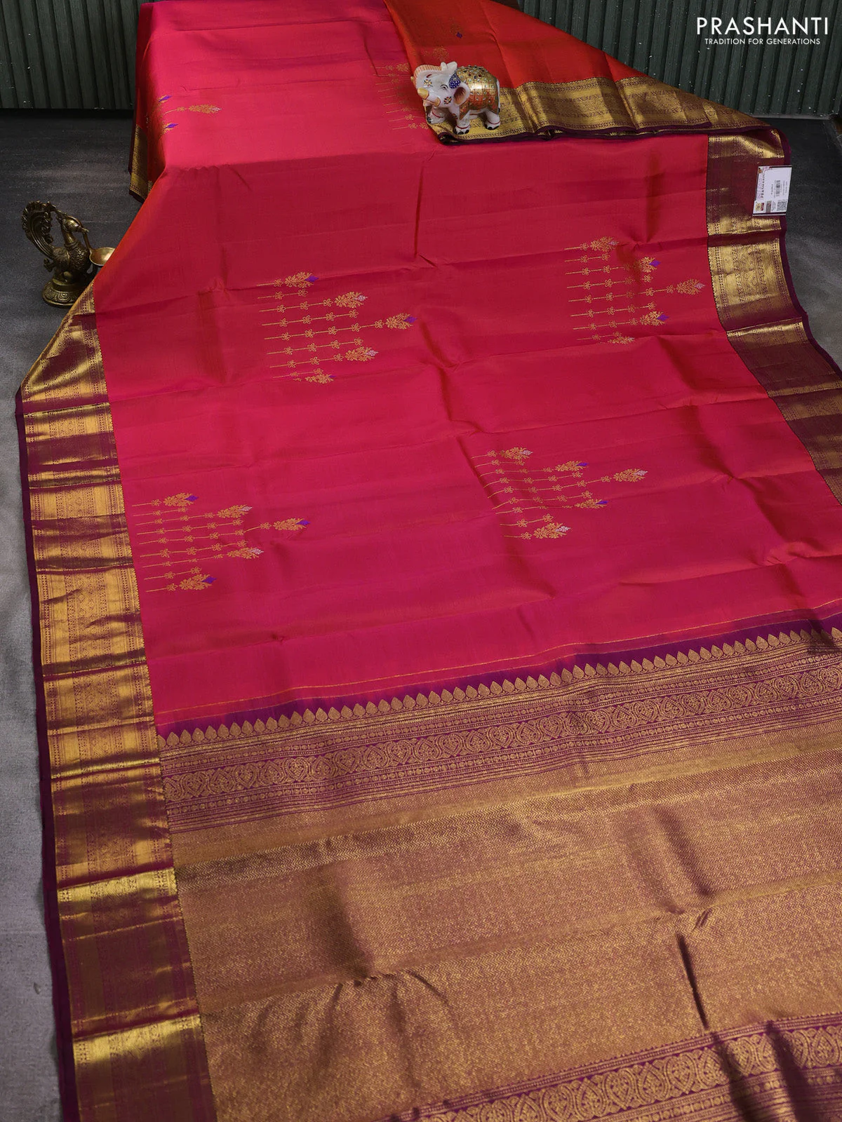 Pure kanchipuram silk saree dual shade of pinkish orange and wine shade with zari woven buttas and rich zari woven border - Image 2