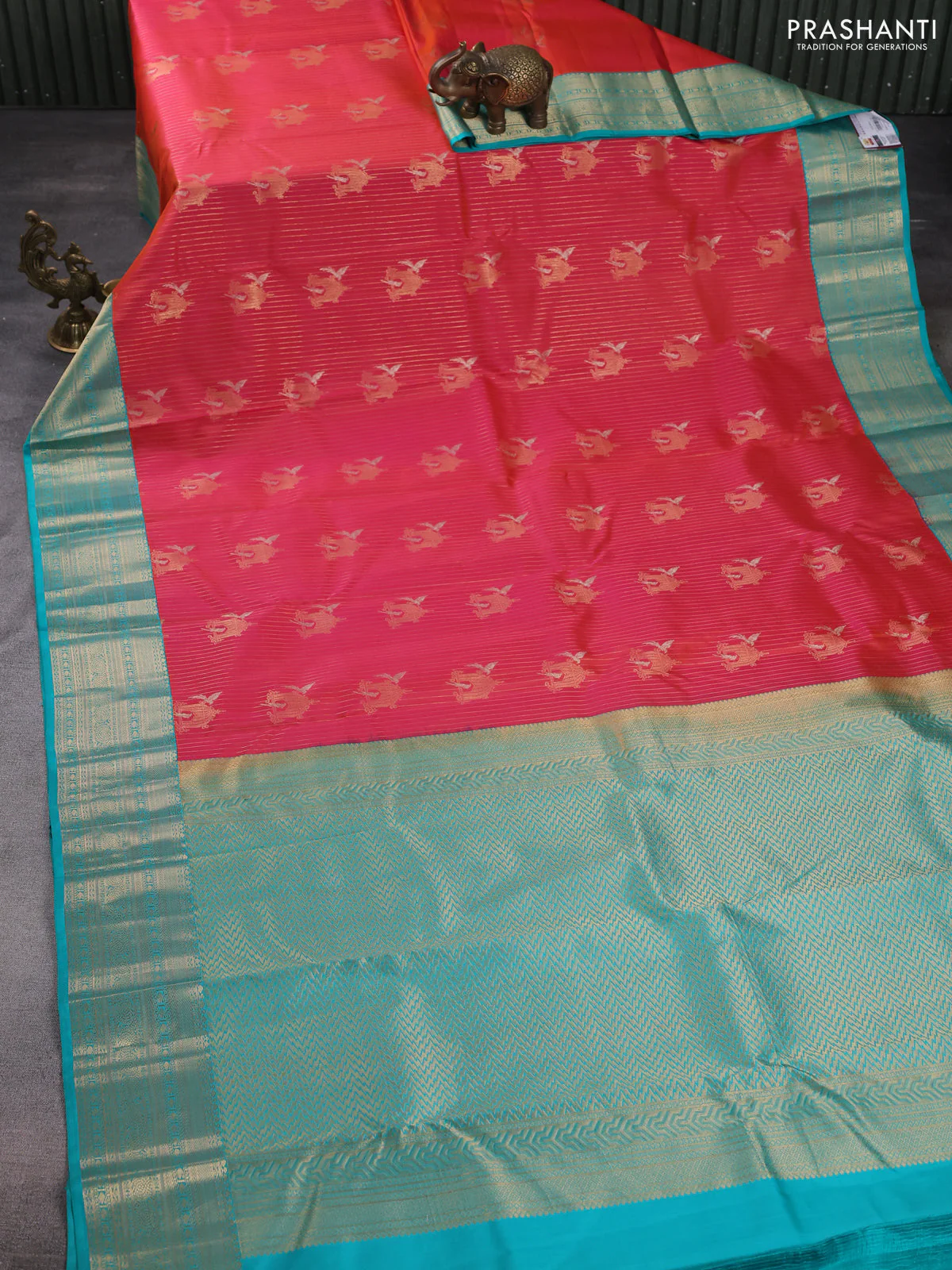 Pure kanchipuram silk saree dual shade of reddish pink and teal green with allover zari weaves & buttas and zari woven korvai border - Image 2