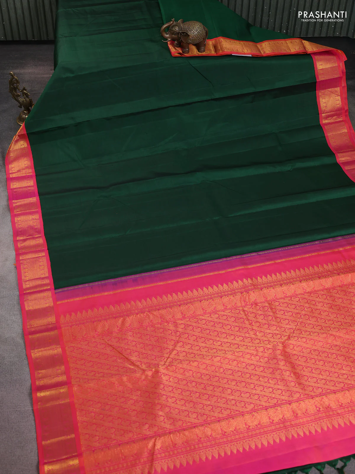 Pure kanchipuram silk saree green and dual shade of pinkish orange with plain body and zari woven korvai border - Image 2