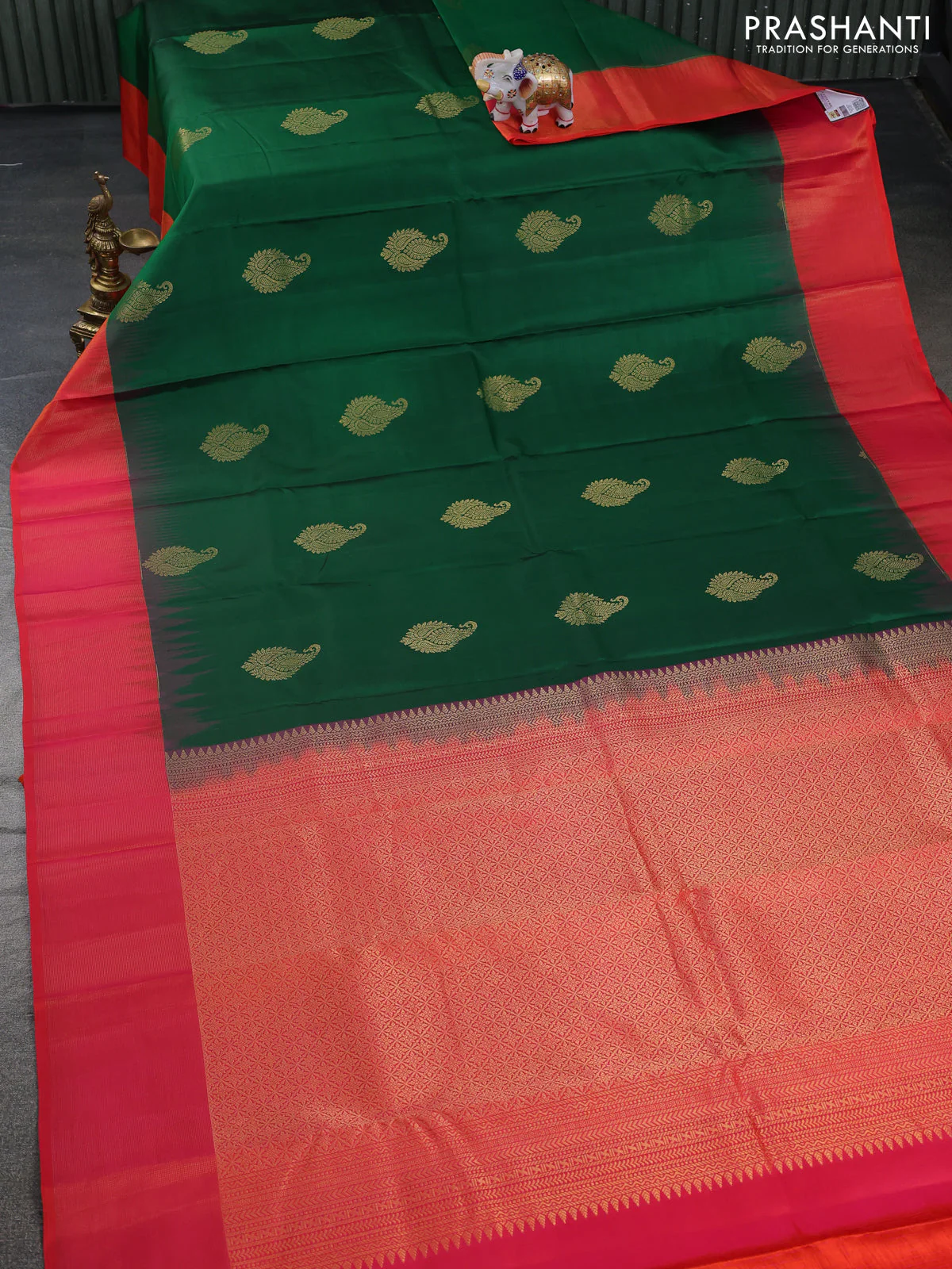 Pure kanchipuram silk saree green and dual shade of pinkish orange with zari woven buttas and zari woven border - Image 2