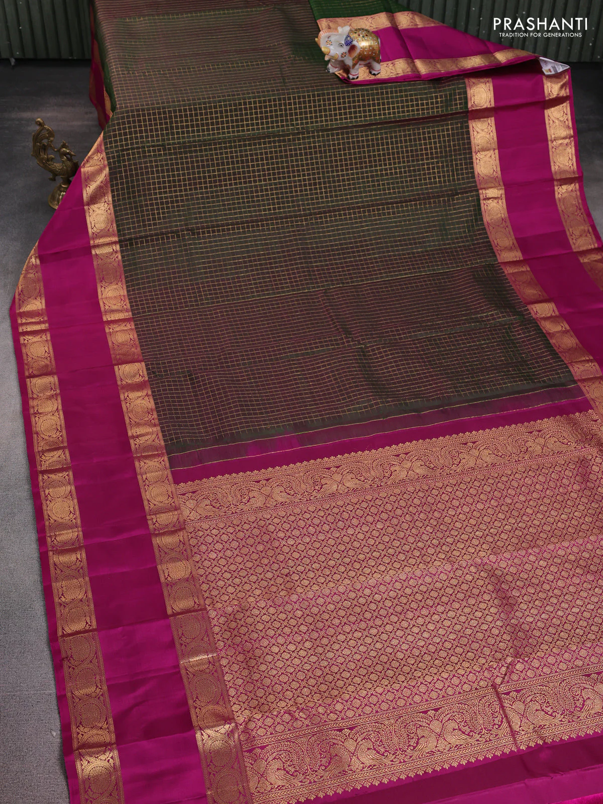 Pure kanchipuram silk saree green and magenta pink with allover zari checked pattern and rettapet zari woven border - Image 2