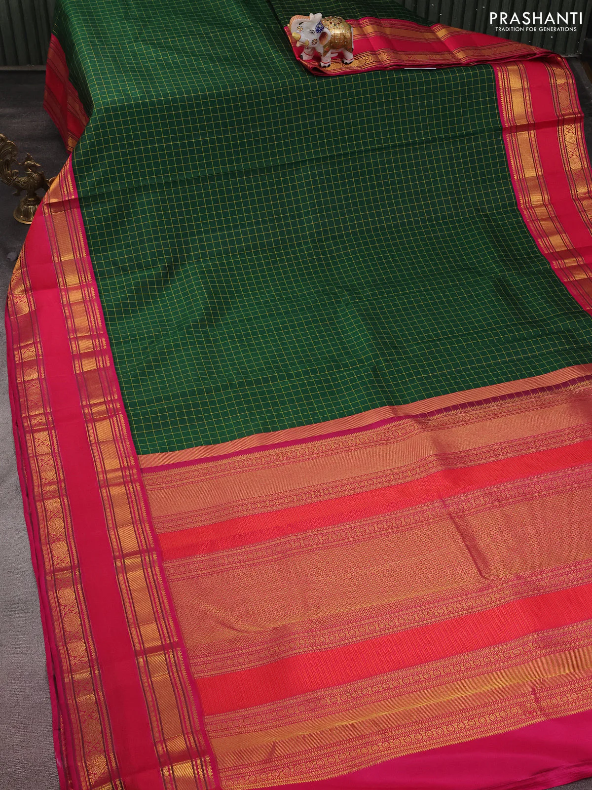 Pure kanchipuram silk saree green and pink with allover checked pattern and rettapet zari woven border - Image 2