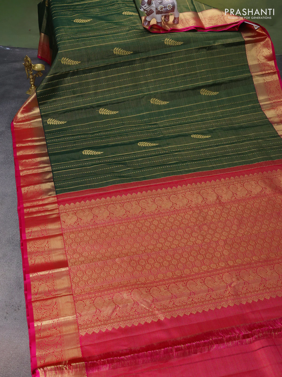 Pure kanchipuram silk saree green and pink with allover zari woven brocade weaves and rich zari woven border - Image 2