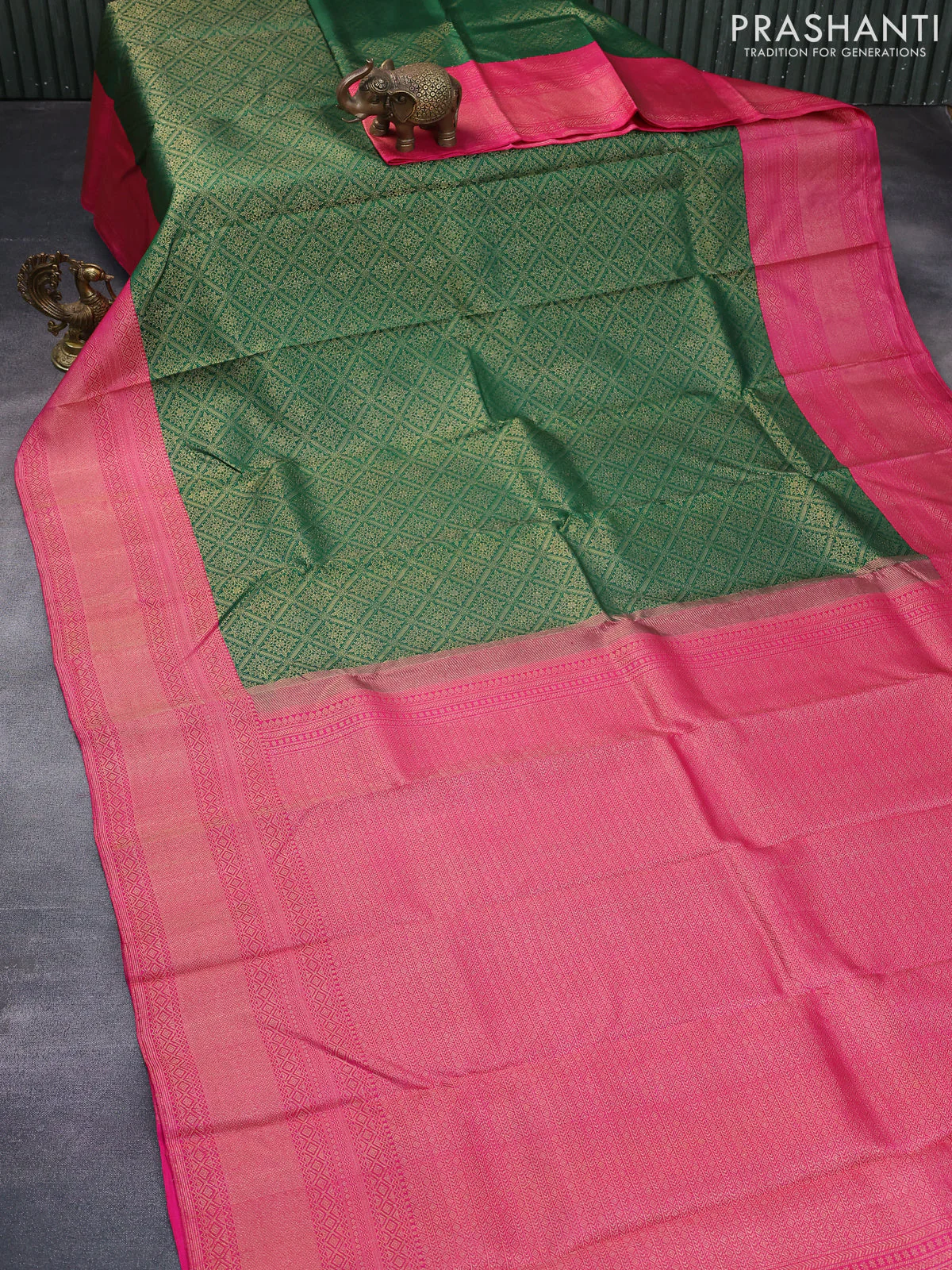 Pure kanchipuram silk saree green and pink with allover zari woven brocade weaves and zari woven border - Image 2