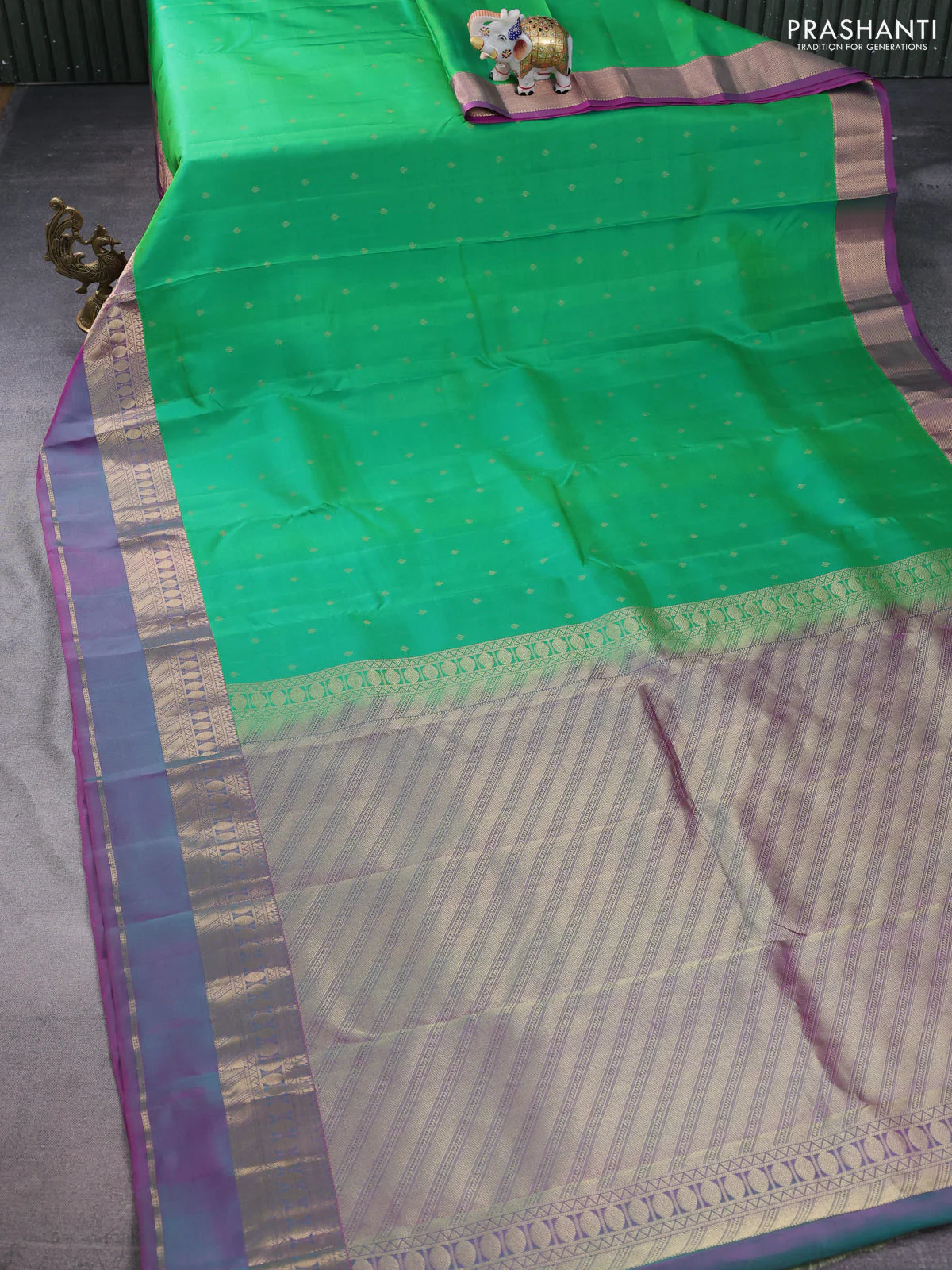 Pure kanchipuram silk saree green and purple with allover zari woven buttas and rettapet zari woven border - Image 2