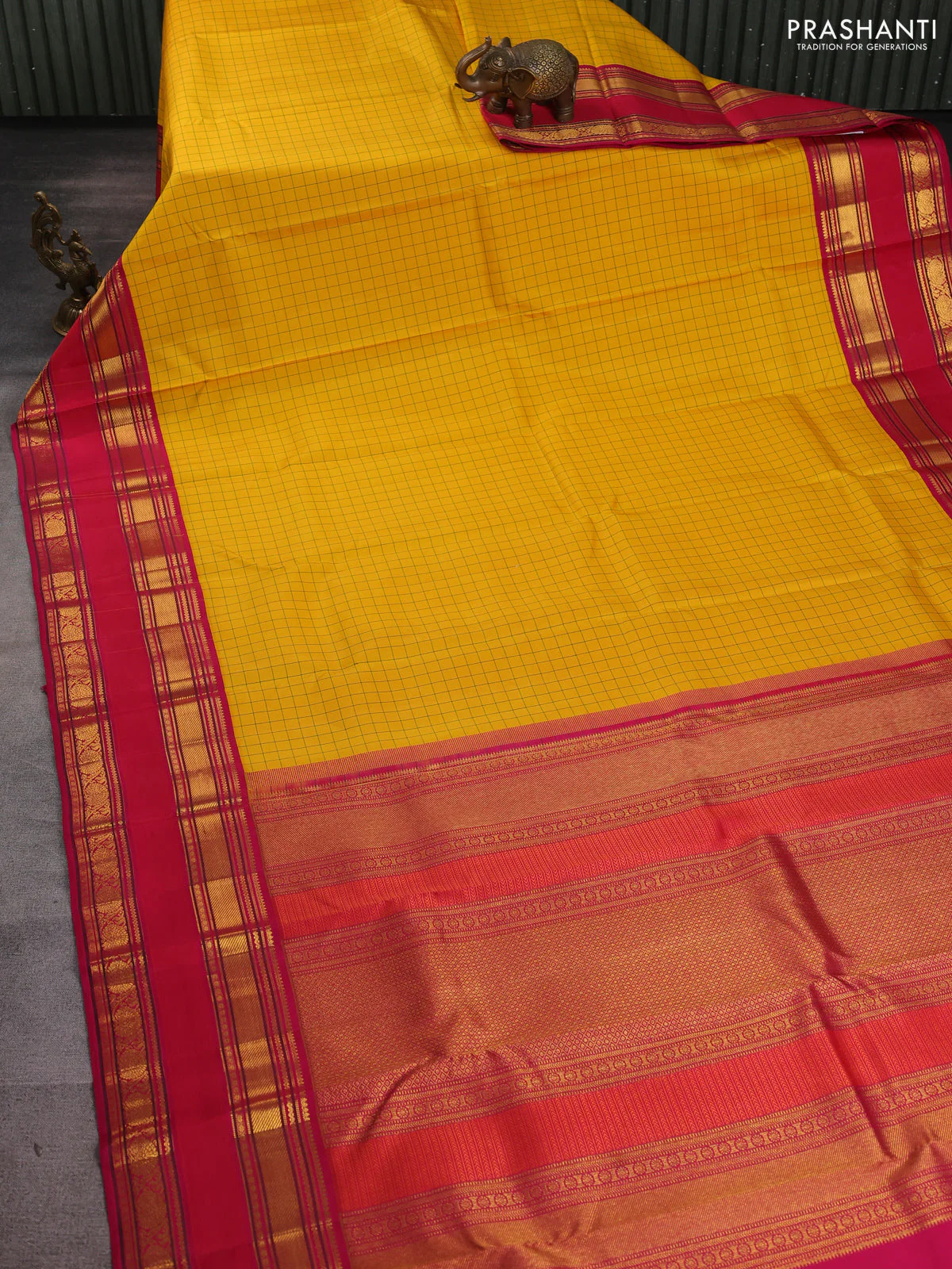 Pure kanchipuram silk saree mango yellow and pink with allover checked pattern and rettapet zari woven border - Image 2
