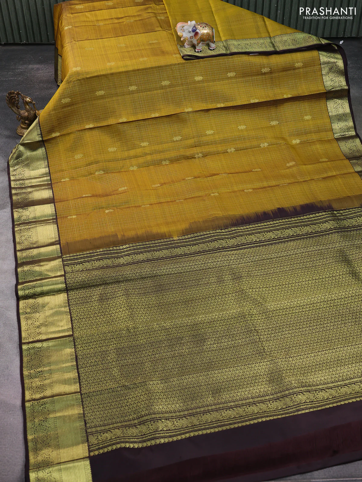 Pure kanchipuram silk saree mehendi green and deep coffee brown with allover small zari checked pattern and zari woven border - Image 2