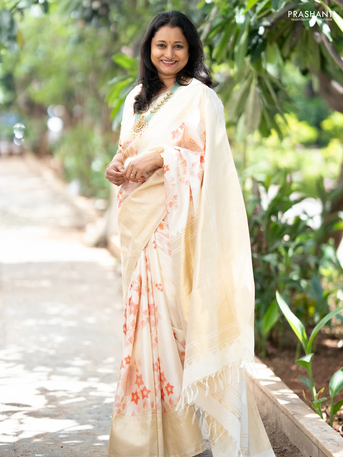 Pure kanchipuram silk saree off white with allover floral design brocade weaves and zari woven border - Image 2