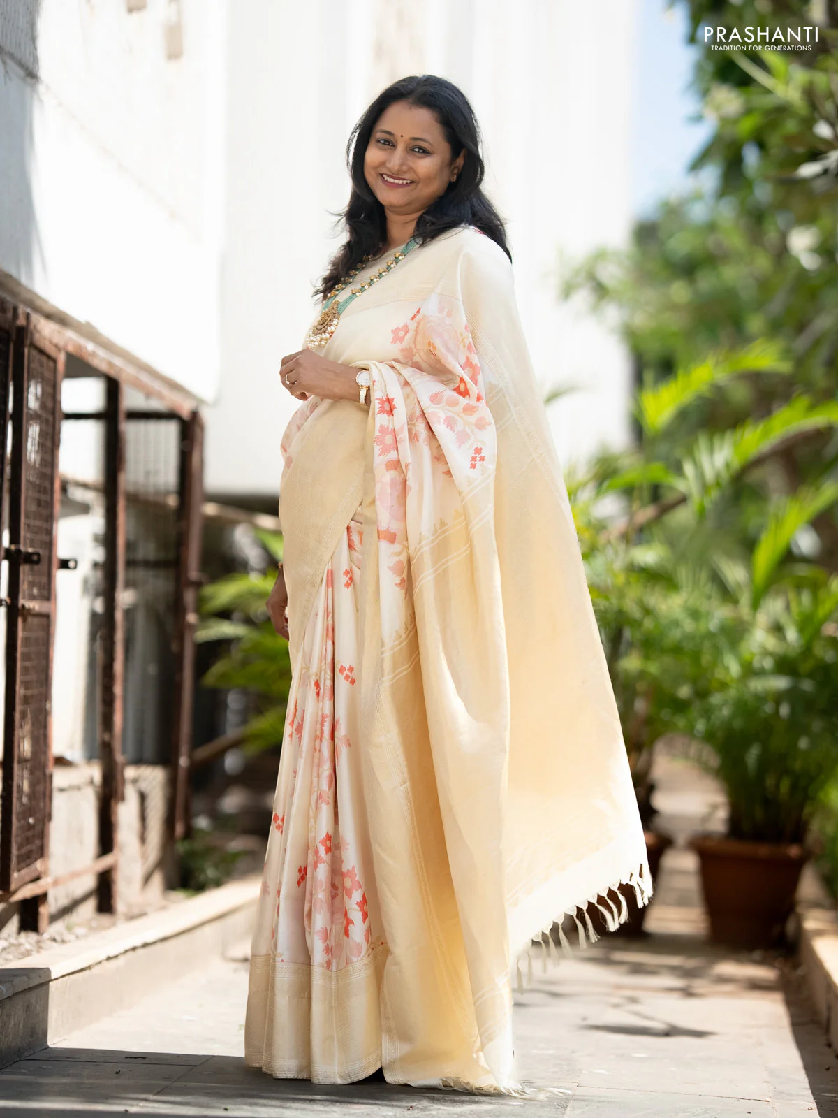 Pure kanchipuram silk saree off white with allover floral design brocade weaves and zari woven border - Image 3