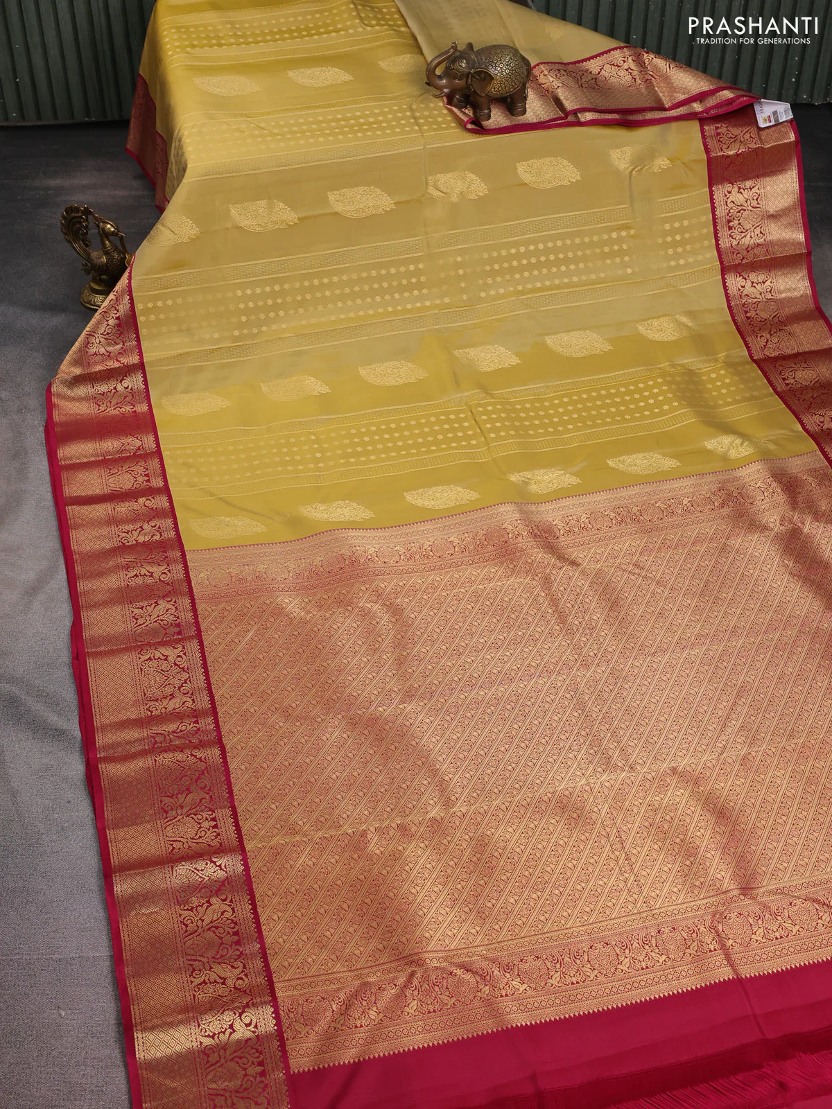 Pure kanchipuram silk saree pale yellow shade and dark pink with allover zari weaves & buttas and zari woven korvai border - Image 2
