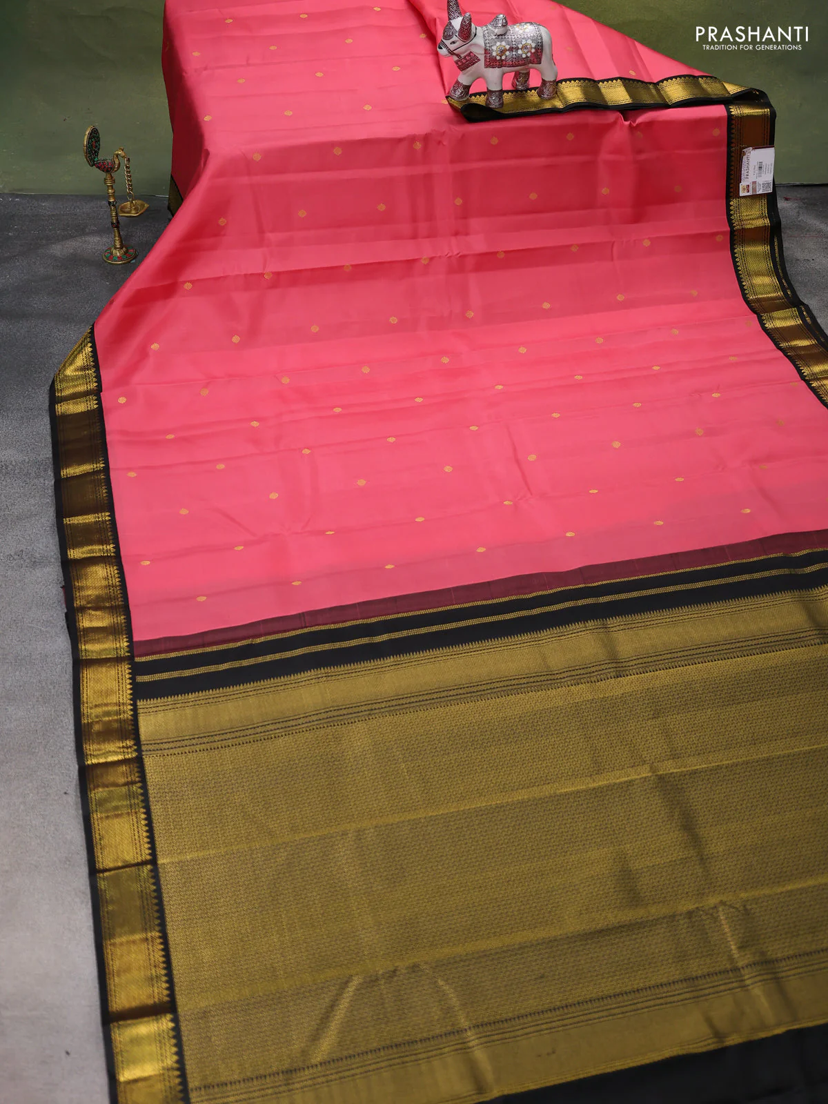 Pure kanchipuram silk saree peach pink and black with zari woven buttas and zari woven korvai border - Image 2