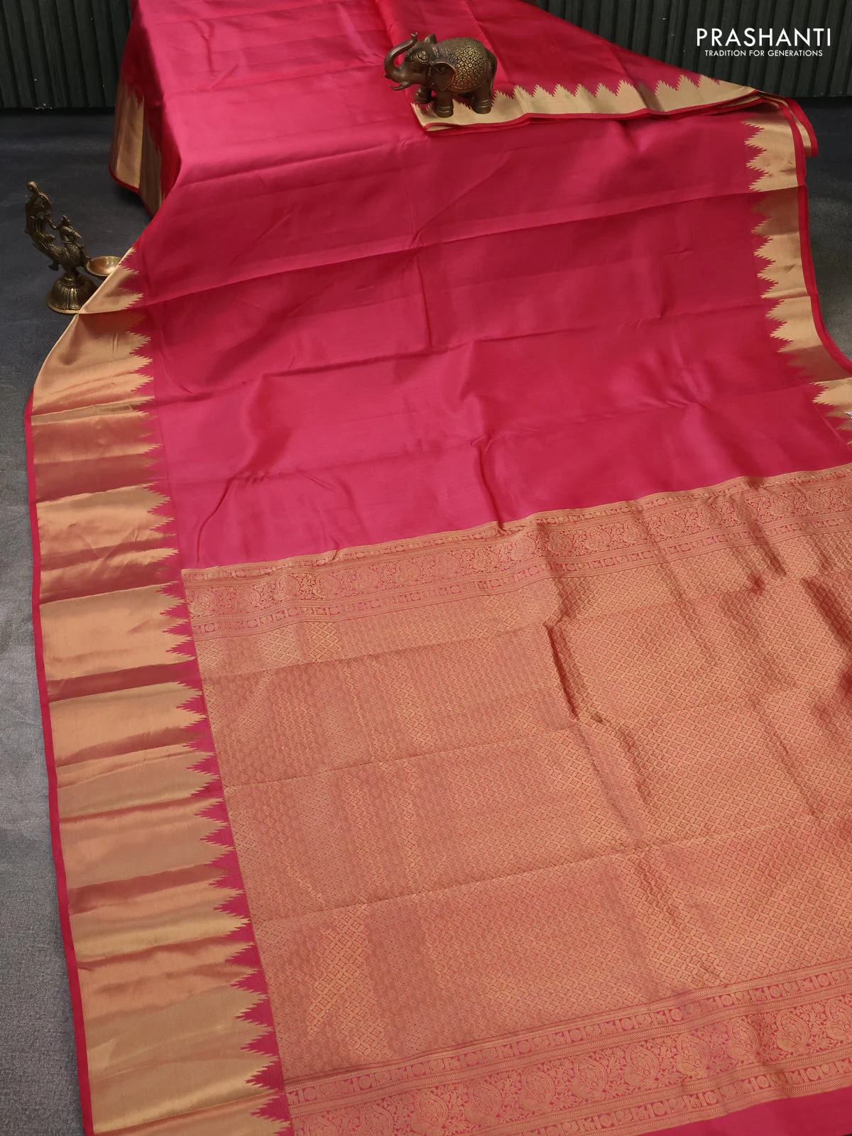 Pure kanchipuram silk saree pink shade with plain body and temple design zari woven border - Image 2