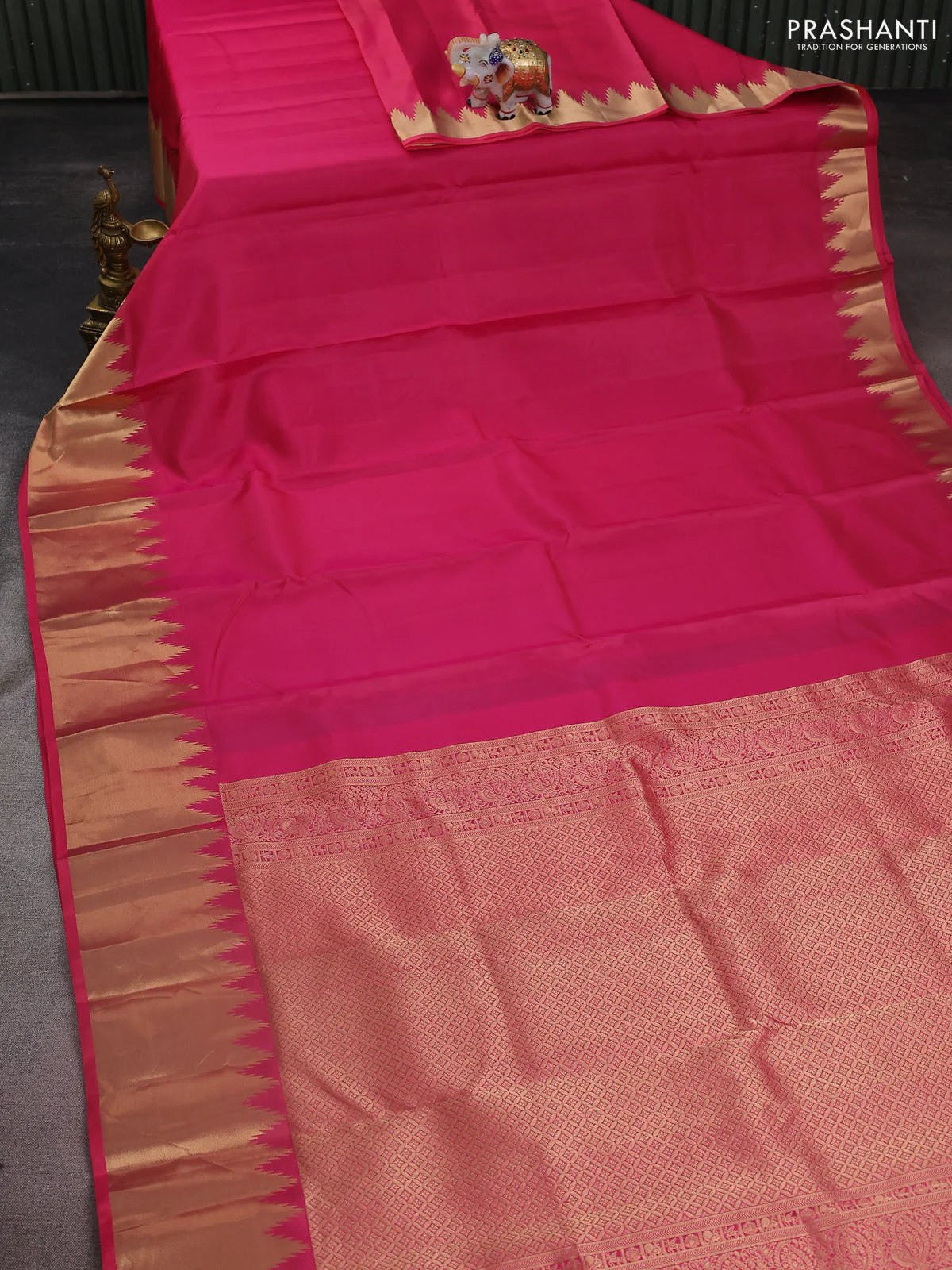 Pure kanchipuram silk saree pink with plain body and temple design zari woven border - Image 2