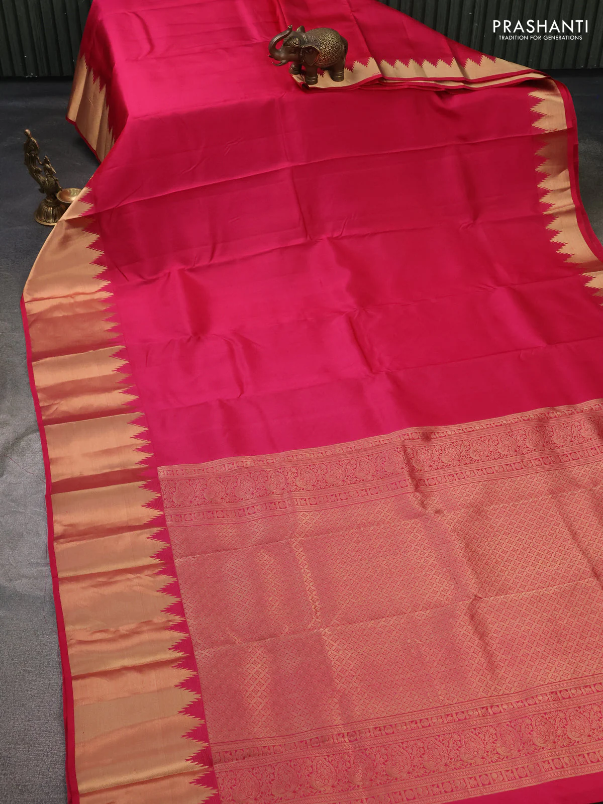 Pure kanchipuram silk saree pink with plain body and temple design zari woven border - Image 2