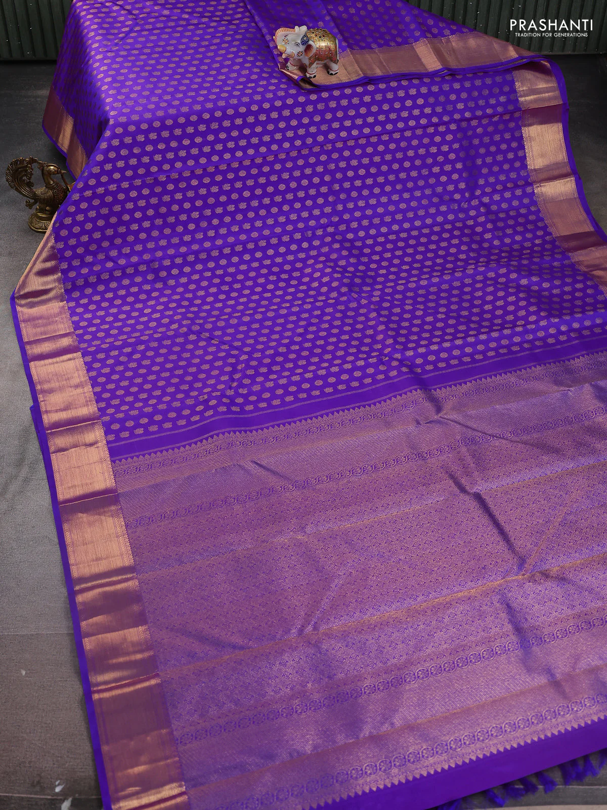Pure kanchipuram silk saree purple with allover annam & mayil chakram buttas and zari woven border - Image 3
