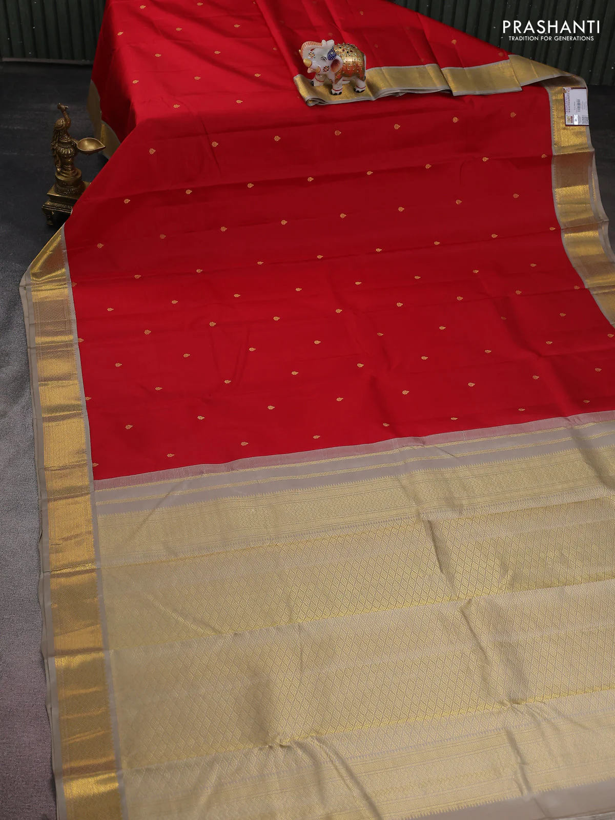 Pure kanchipuram silk saree red and grey shade with zari woven buttas and zari woven korvai border - Image 2