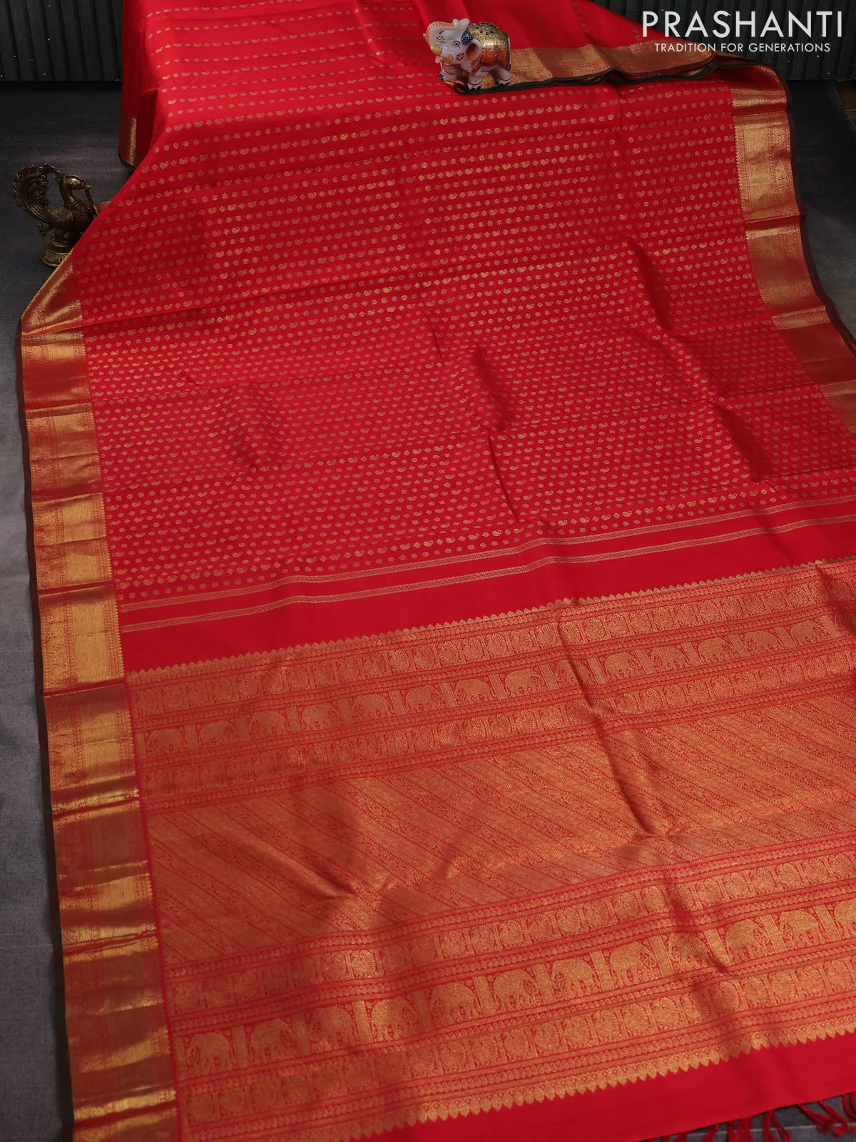 Pure kanchipuram silk saree red with allover zari weaves and rich zari woven border - Image 5