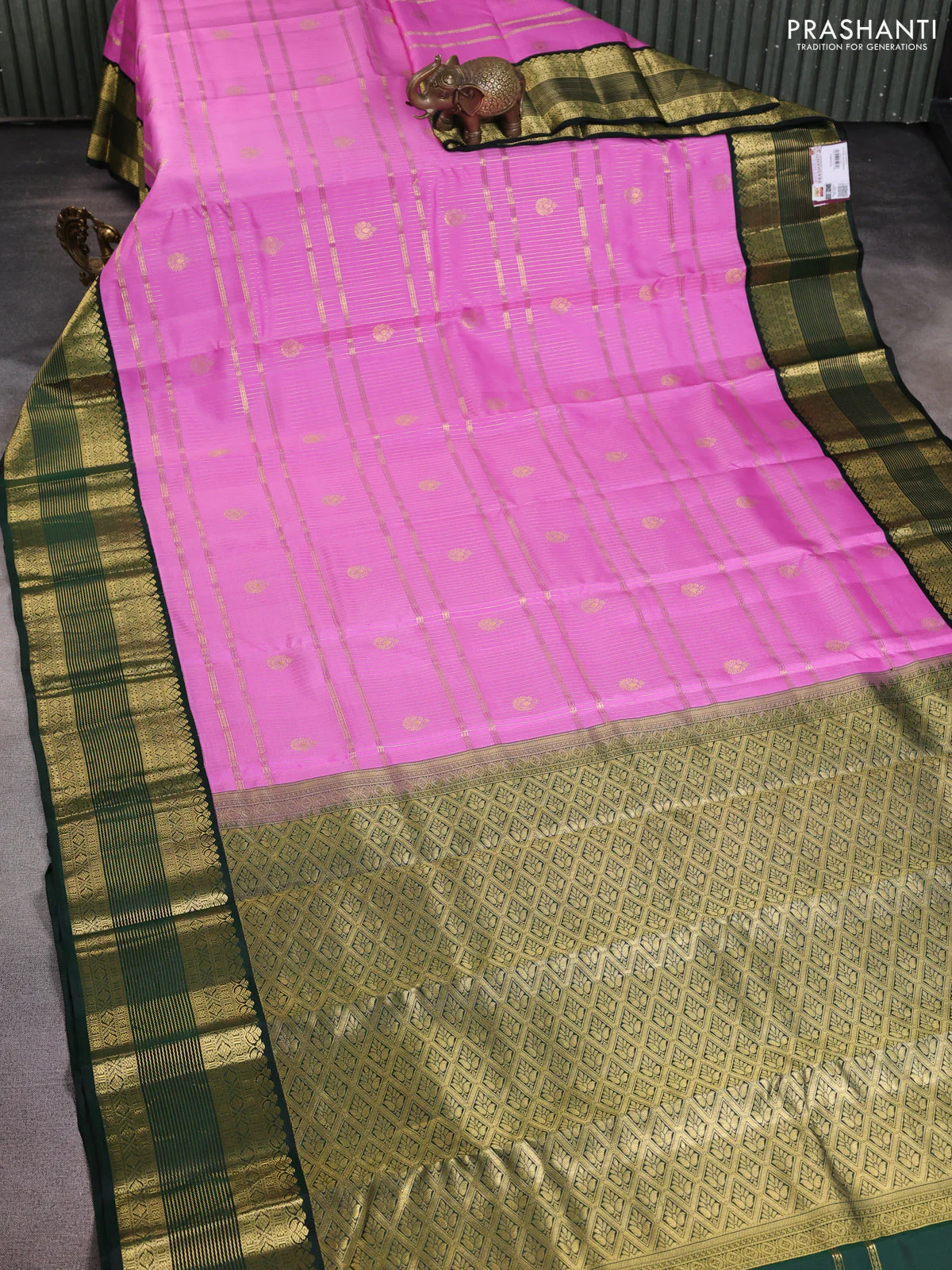 Pure kanchipuram silk saree rosy pink and bottle green with allover zari weaves & buttas and zari woven korvai border - Image 2