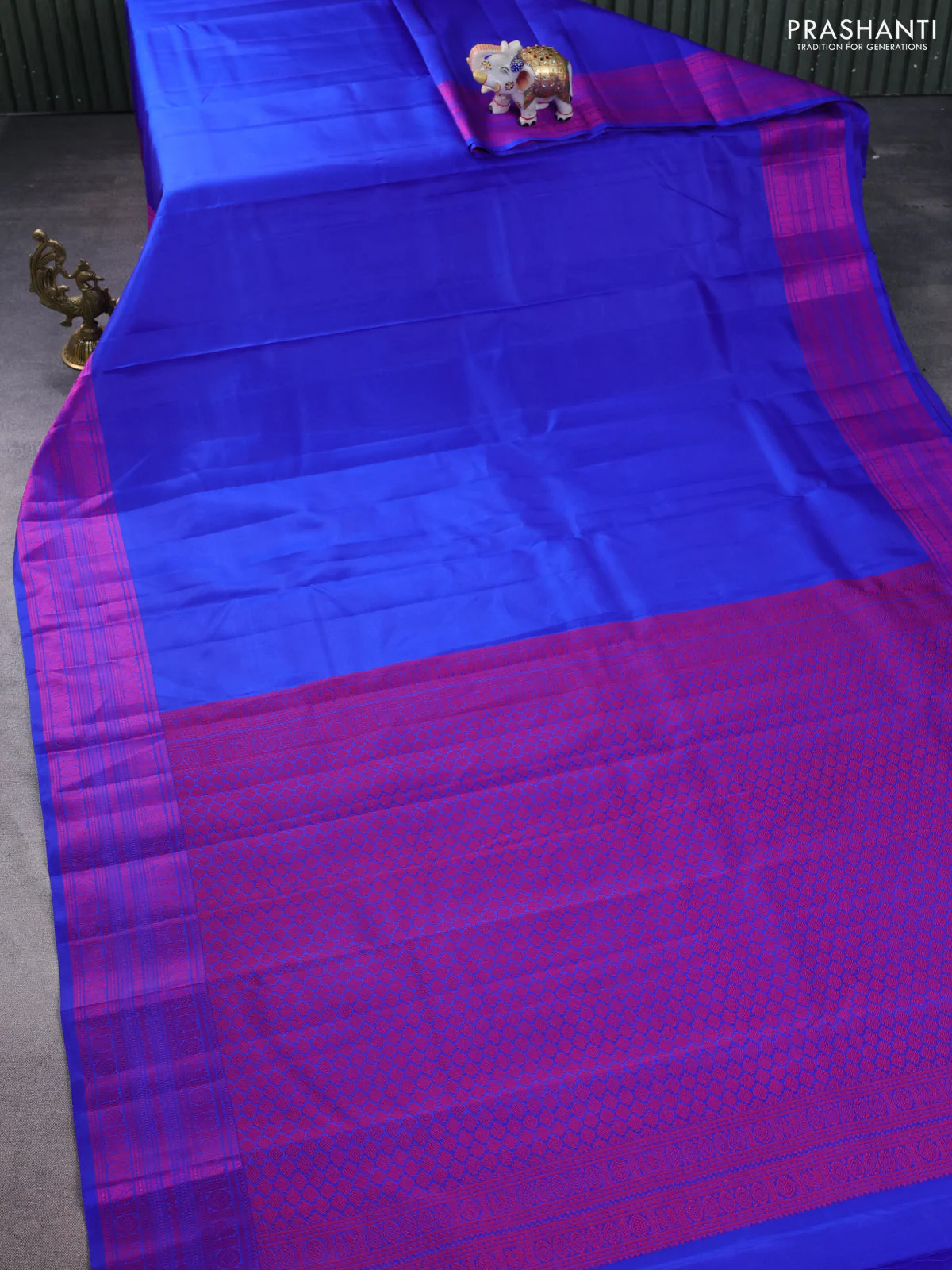 Pure kanchipuram silk saree royal blue and pink with plain body and thread woven border - Image 2