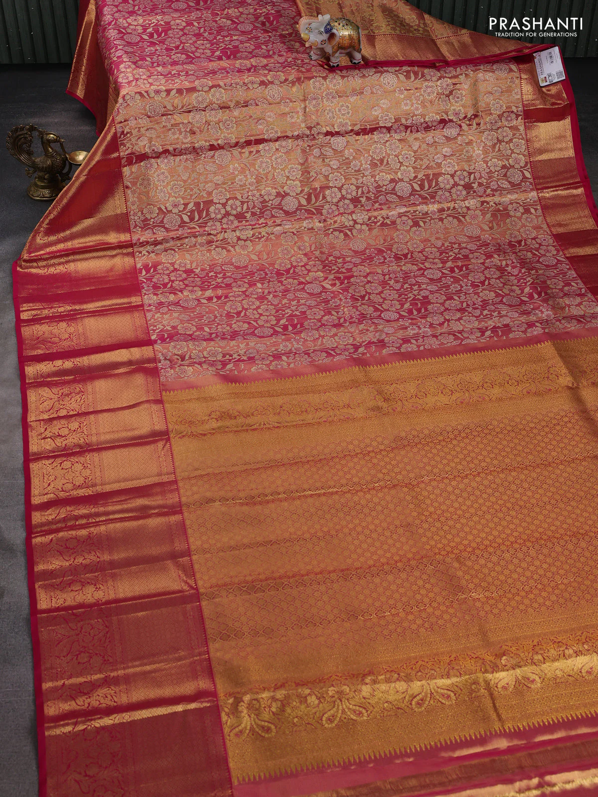 Pure kanchipuram tissue silk saree pink with allover floral zari woven brocade weaves and long zari woven border - Image 2