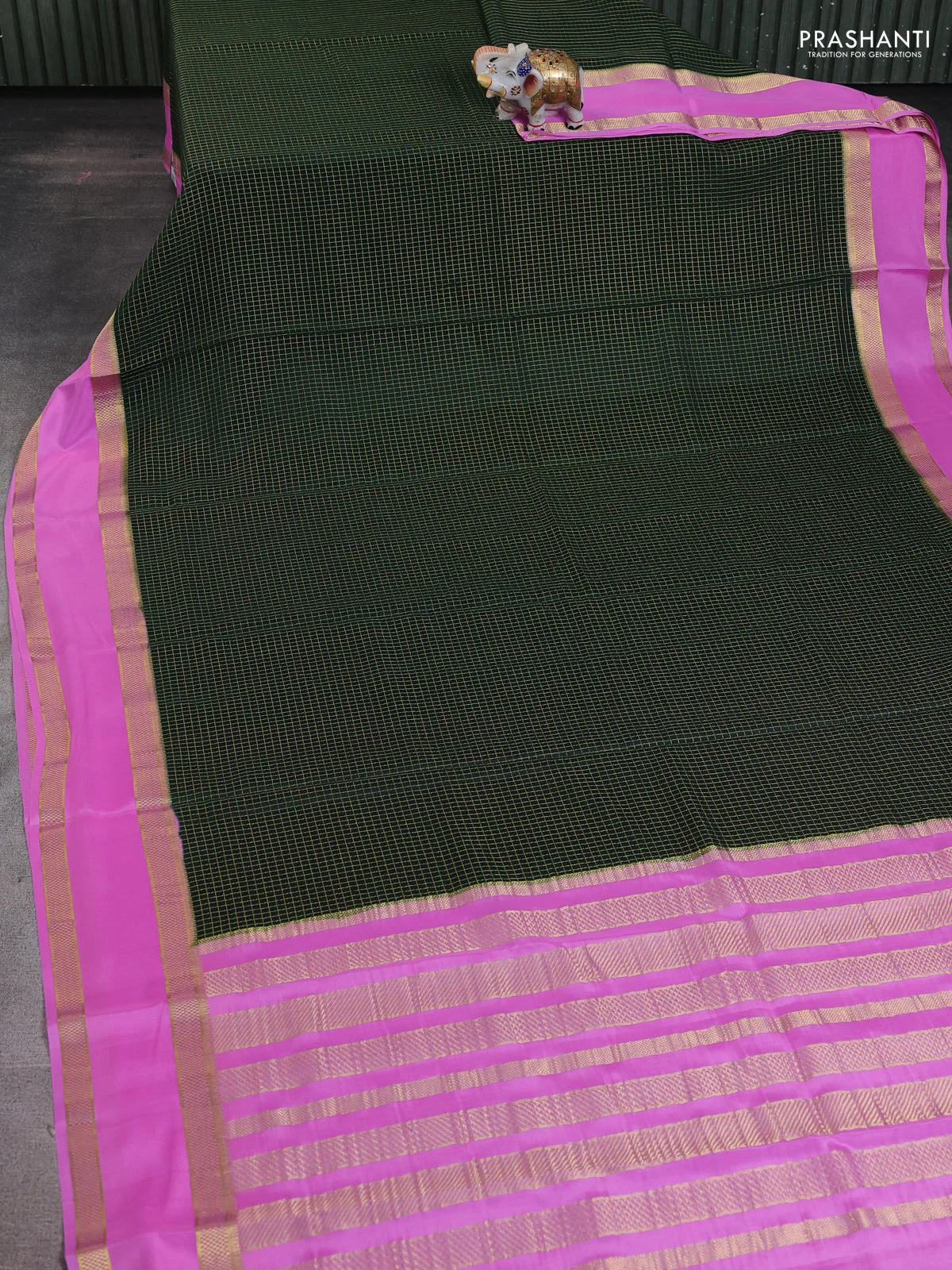 Pure mysore silk saree bottle green and light pink with allover zari woven checked pattern and rettapet zari woven borbder - Image 2