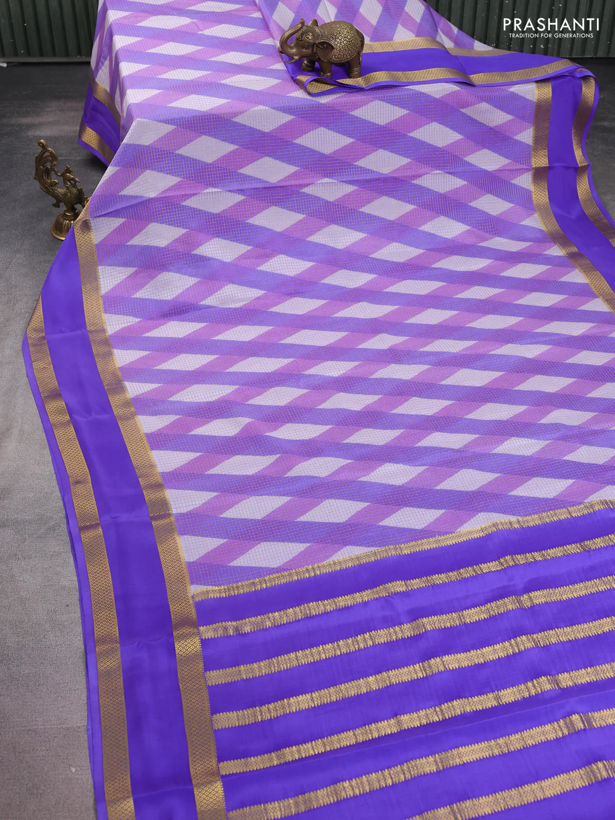 Pure mysore silk saree lavender and violet with allover shibori prints and rettapet zari woven border - Image 2