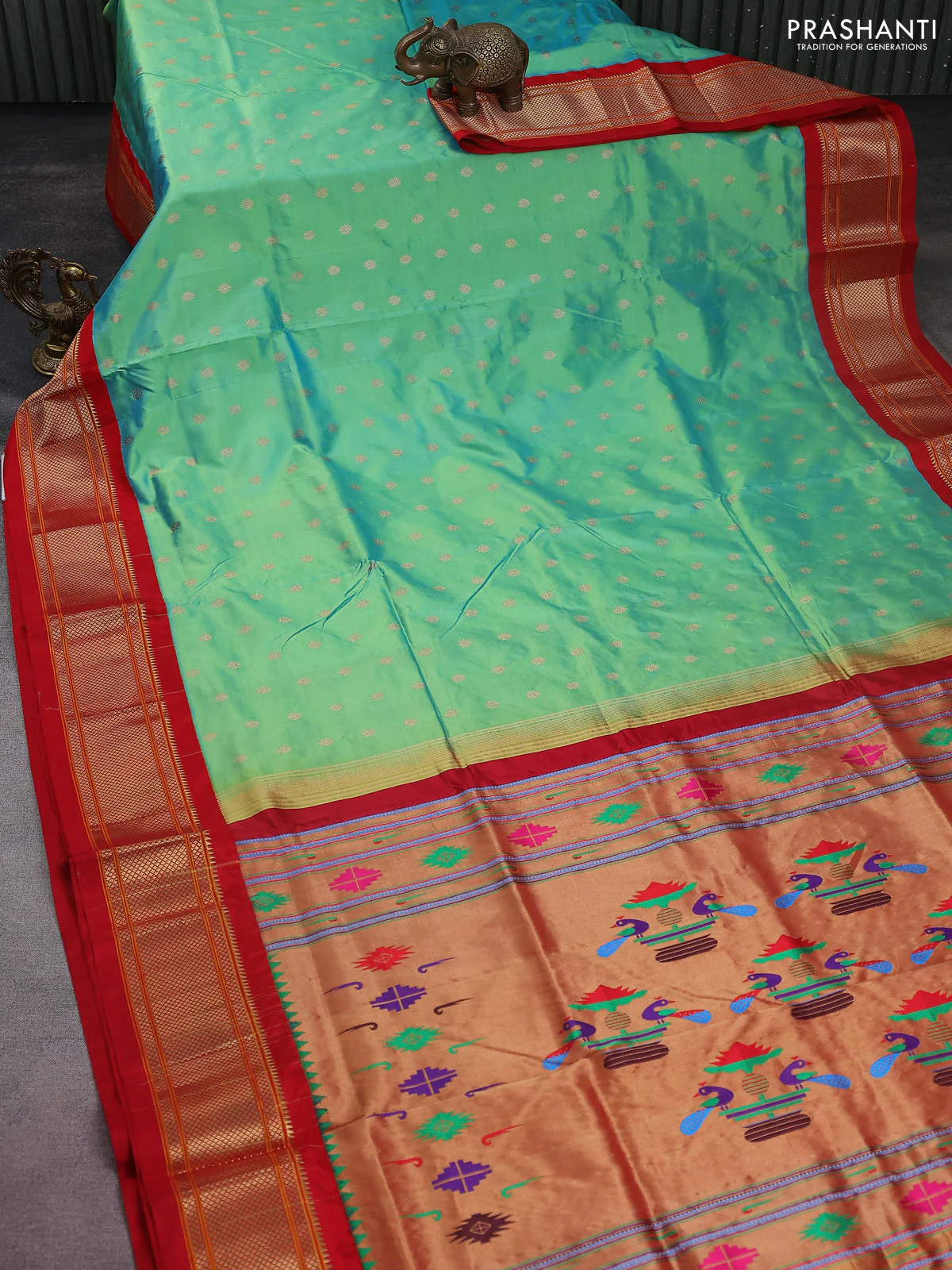 Pure paithani silk saree dual shade of teal green and red with allover zari woven floral buttas and paithani weaving pallu - Image 2